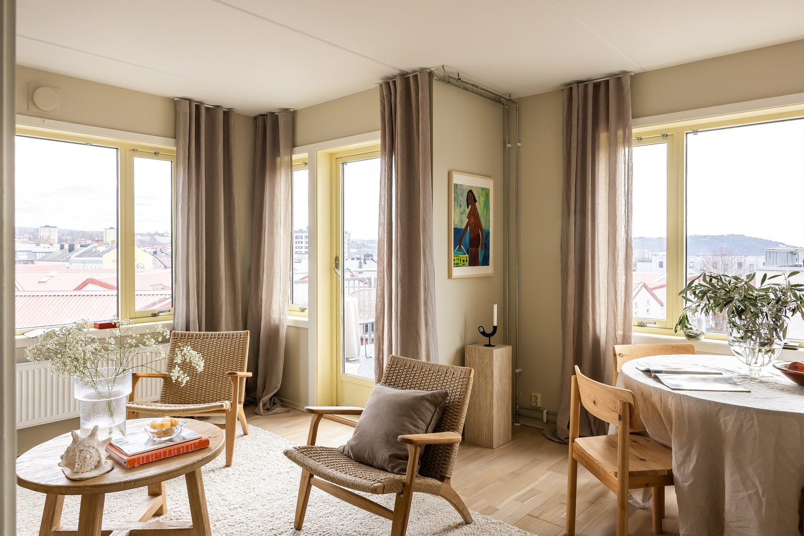 Tiltalende og moderne stue med luftig romfølelse og masse lys fra to himmelretninger. Galleribilde