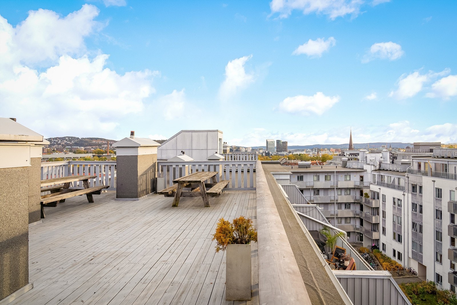 Felles takterrasse med nydelig utsikt over Oslo by og masser av sol Galleribilde