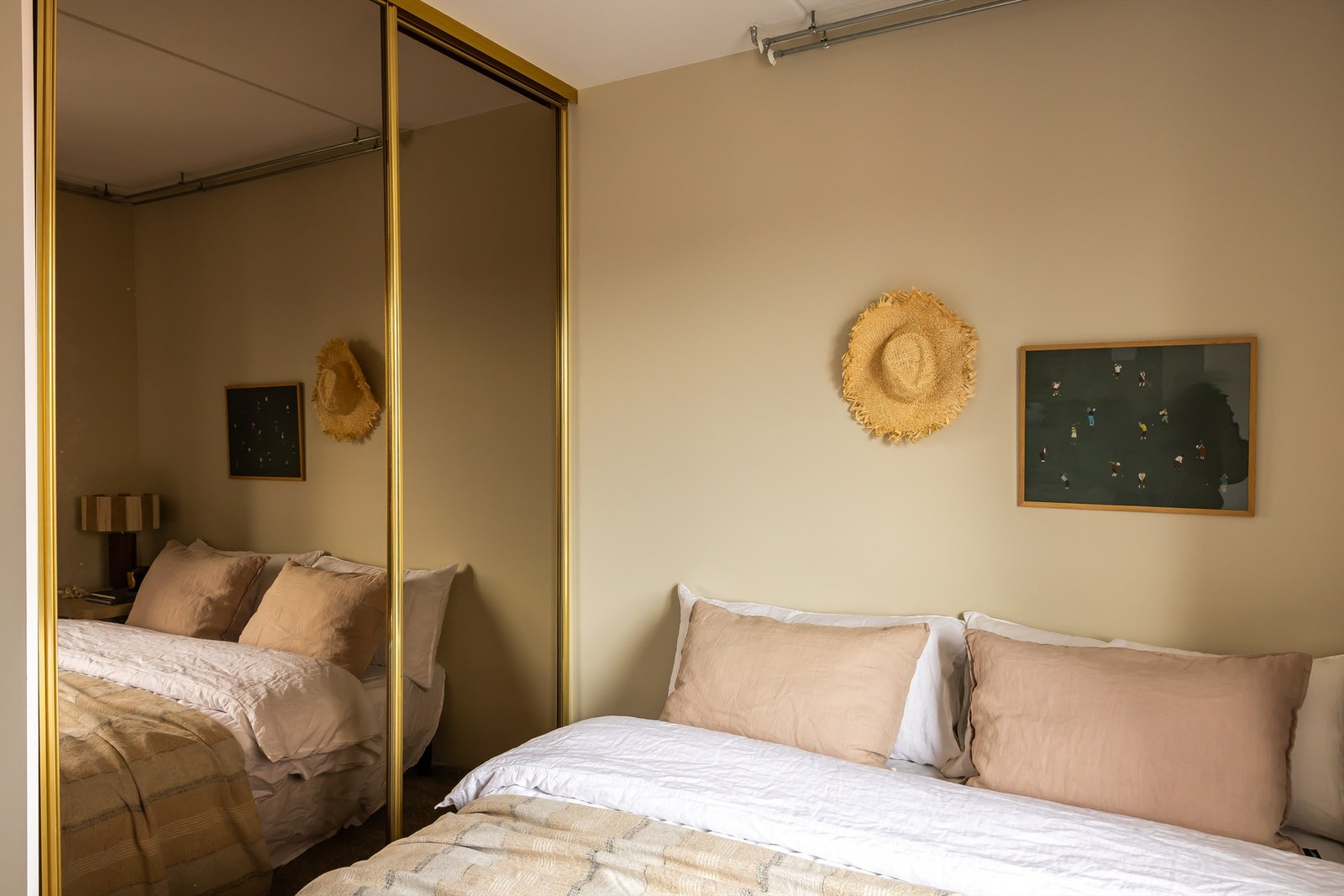 Stort garderobeskap med plass til mye oppbevaring. Galleribilde