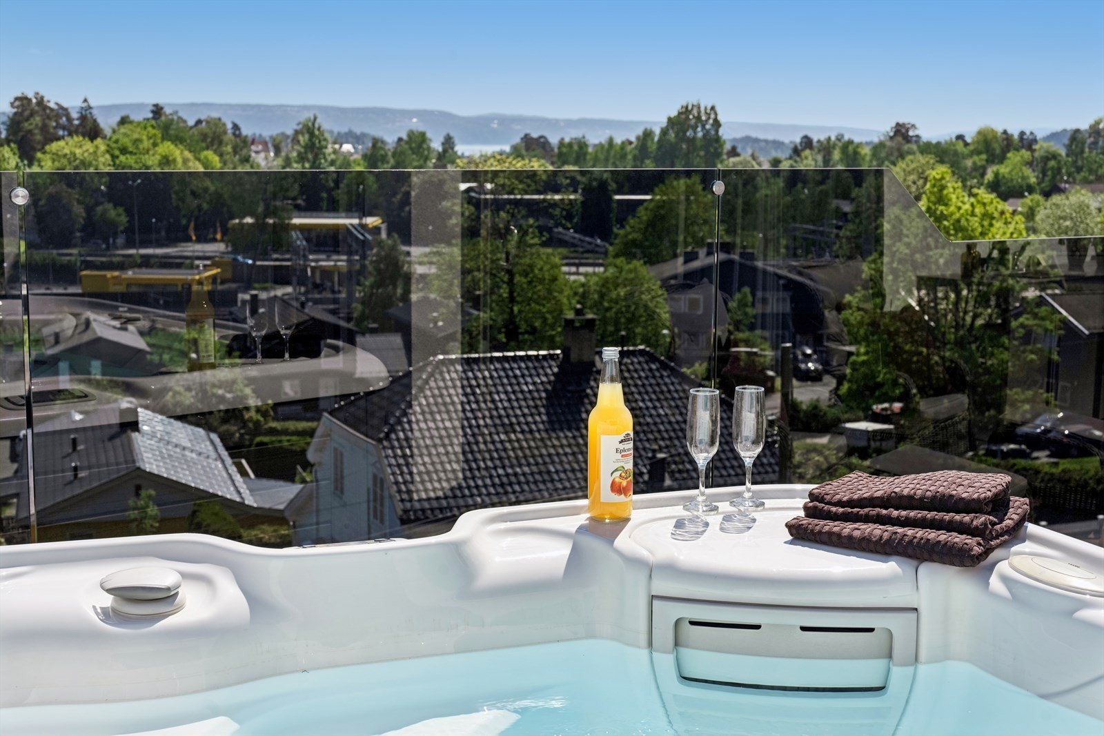 Nyt utsikten over nærområdet og sjøgløttet fra jacuzzien. Galleribilde