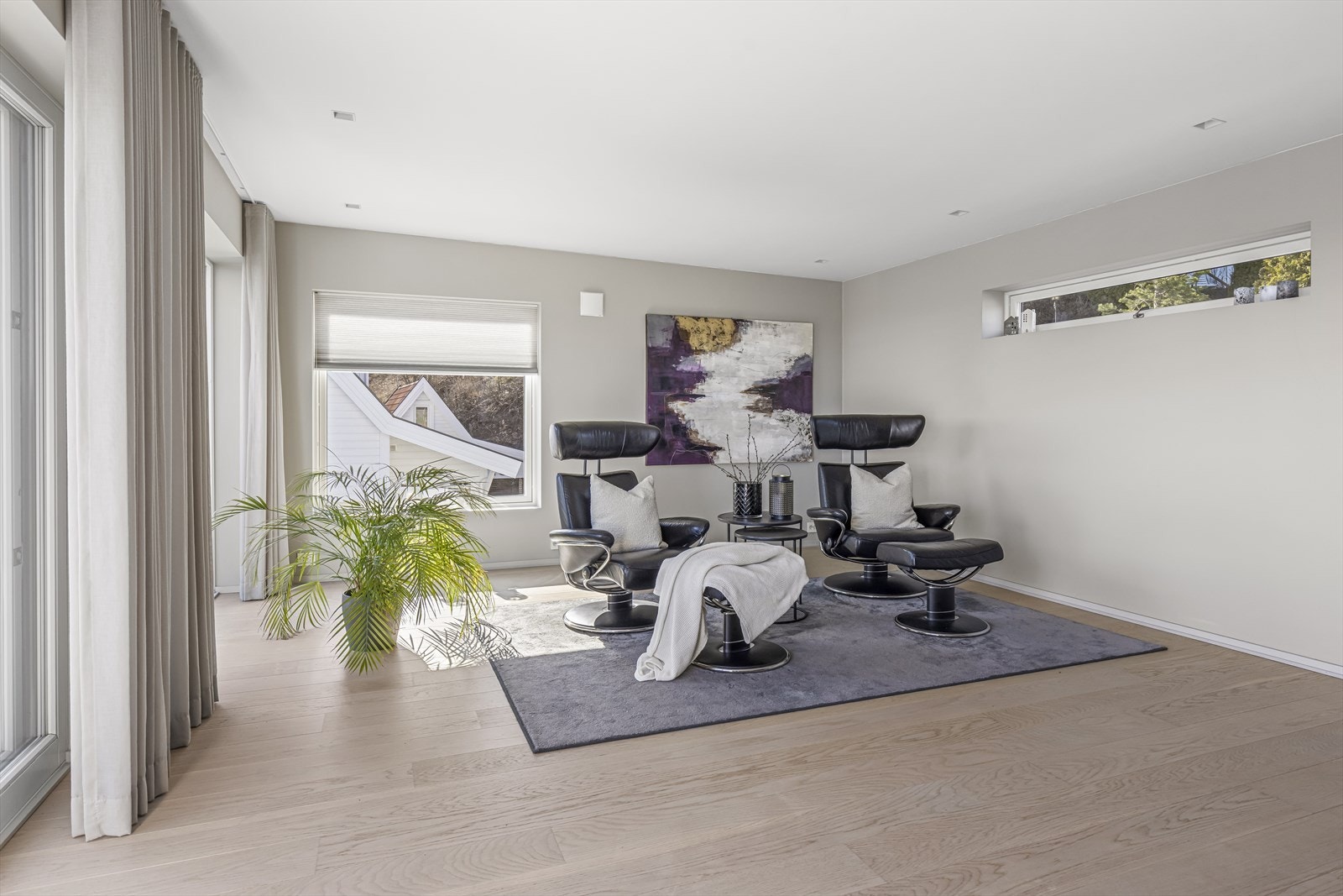 Stue i tredje etasje med god plass til en avslappende sittegruppe. Galleribilde