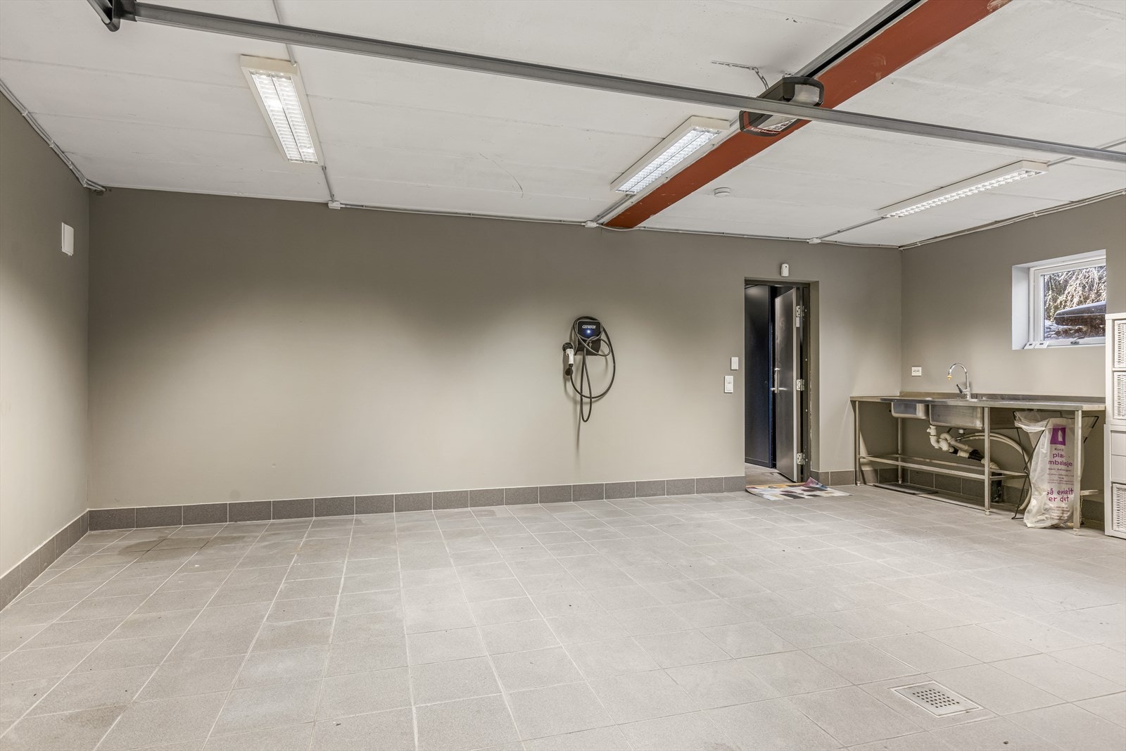 Garasjen er utstyrt med elbillader og har innlagt vann. Galleribilde