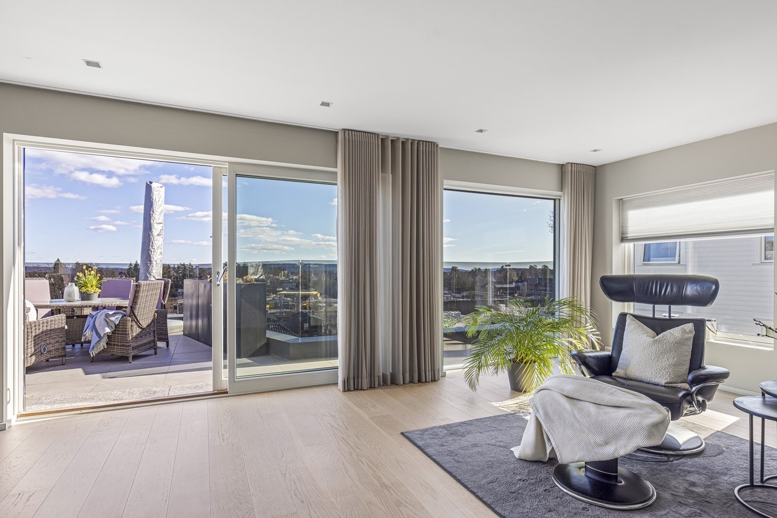 Fra stuen er det direkte utgang via skyvedør til den 60 m² store takterrassen. Galleribilde