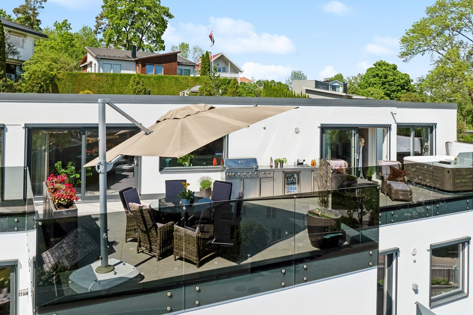 Boligen har en takterrasse på ca. 60 m² med god plass til utekjøkken, jacuzzi og flere sosiale soner. Galleribilde