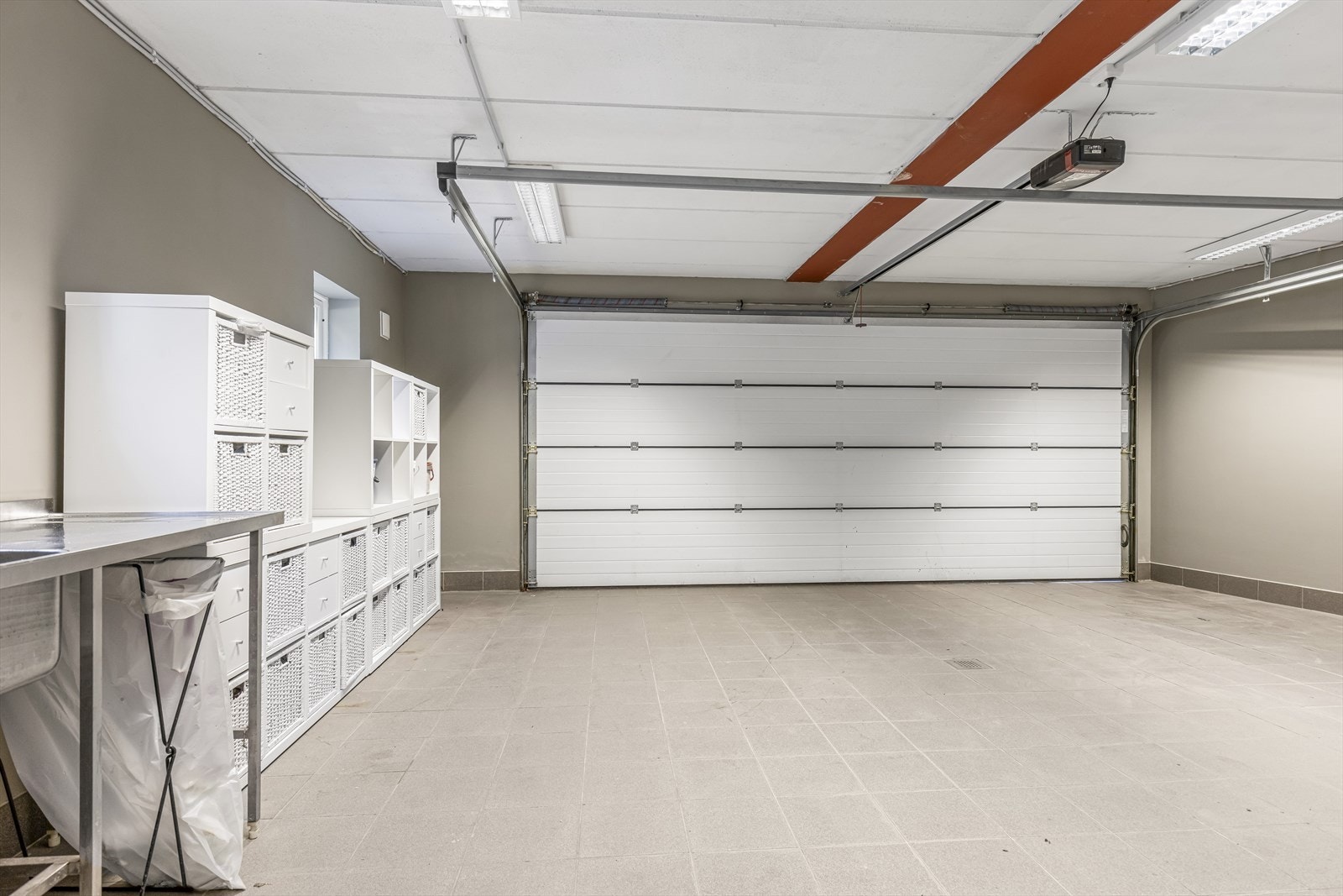 Stor, oppvarmet dobbelgarasje med god lagringsplass. Galleribilde