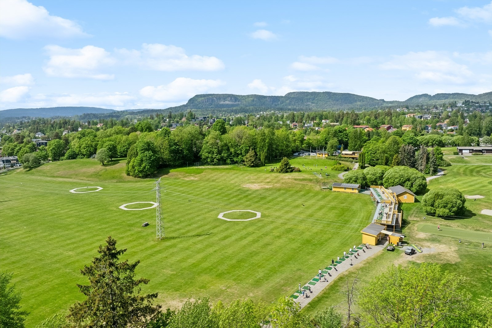 For den aktive er det kort vei til idrettsanlegg, golfbane og flotte turområder. Galleribilde