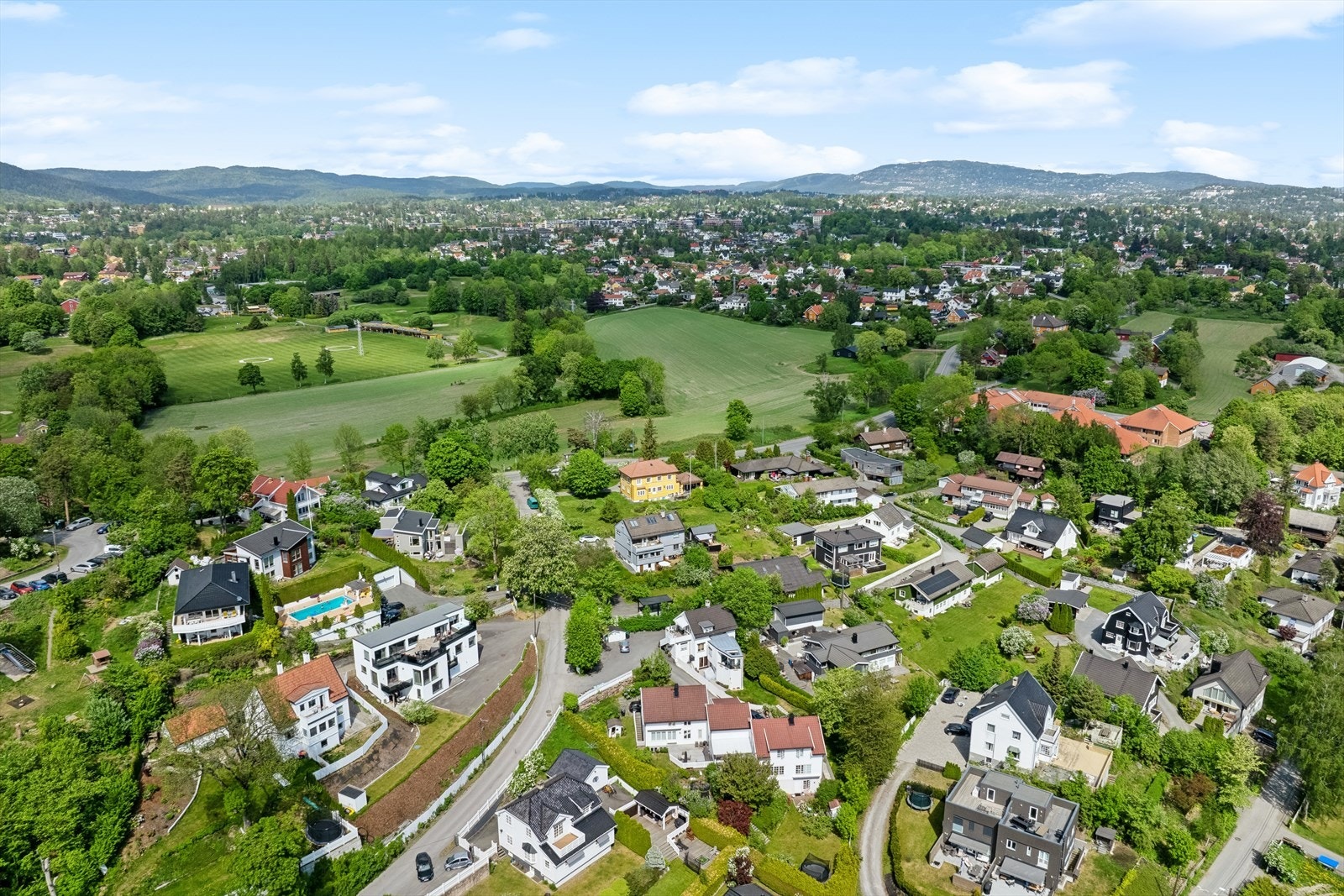 Fra eiendommen er det gangavstand til Høvik stasjon, hvor toget tar deg til Oslo S på under 20 minutter. Galleribilde