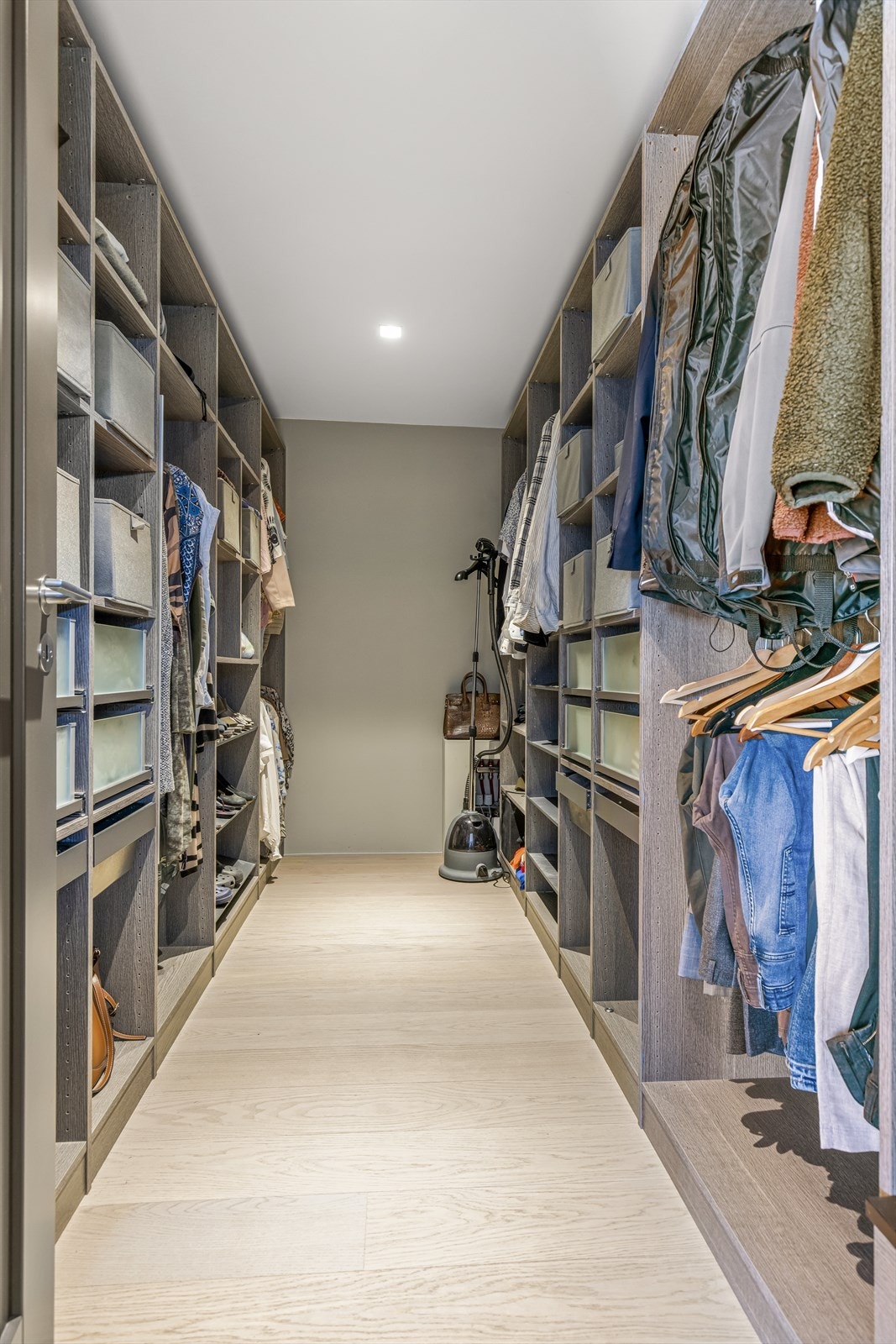 Romslig garderobe med skreddersydd innredning. Galleribilde