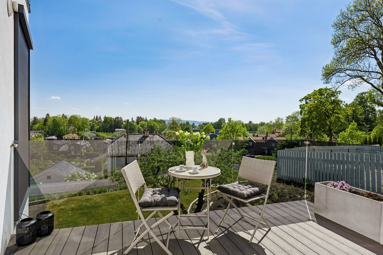 Fra kjøkkenet i andre etasje er det utgang til en veranda på ca. 10 m². Galleribilde