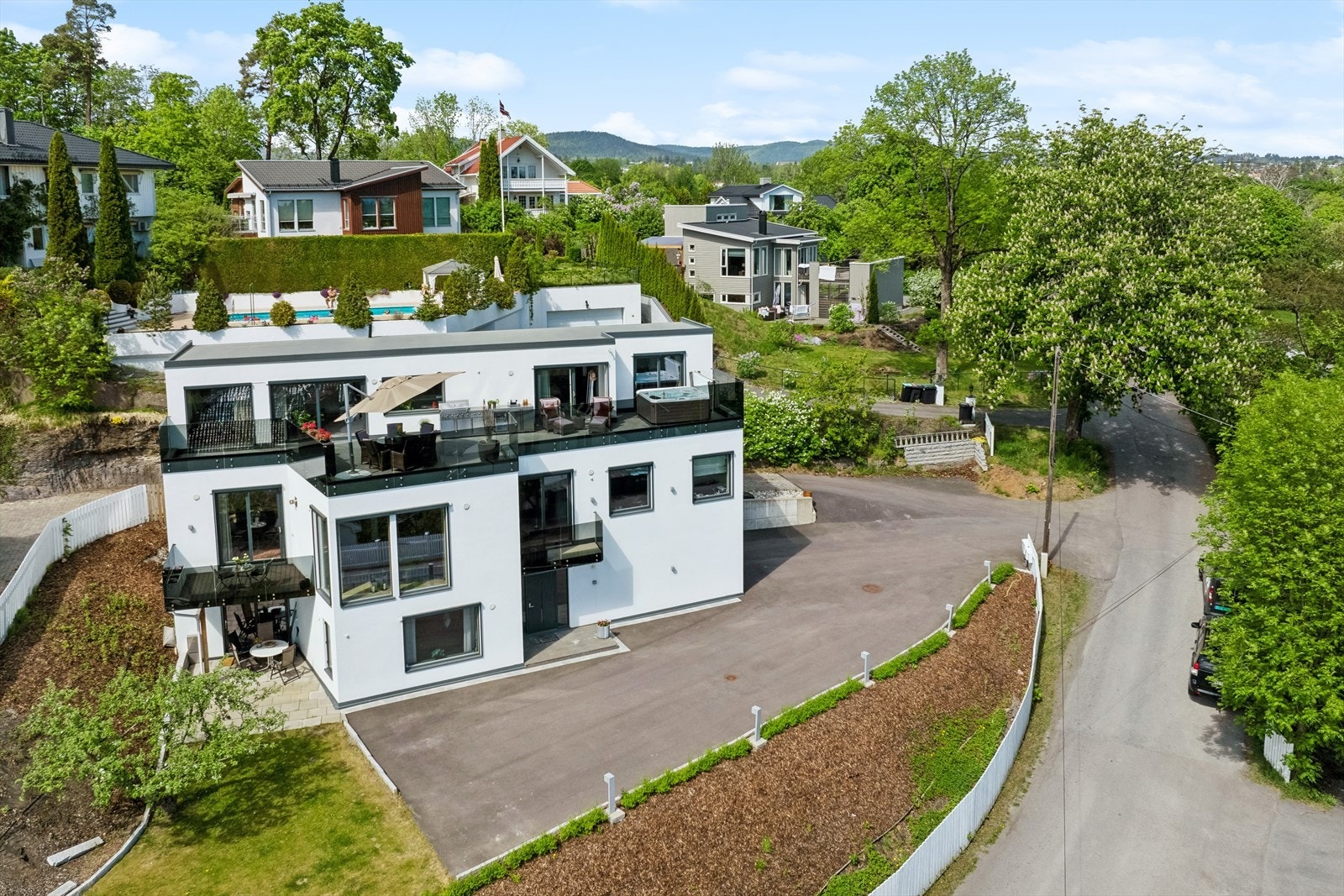 Arkitekttegnet enebolig fra 2018, oppført i vedlikeholdsvennlig porebetong med pussede fasader på en tomt over ett mål. Galleribilde