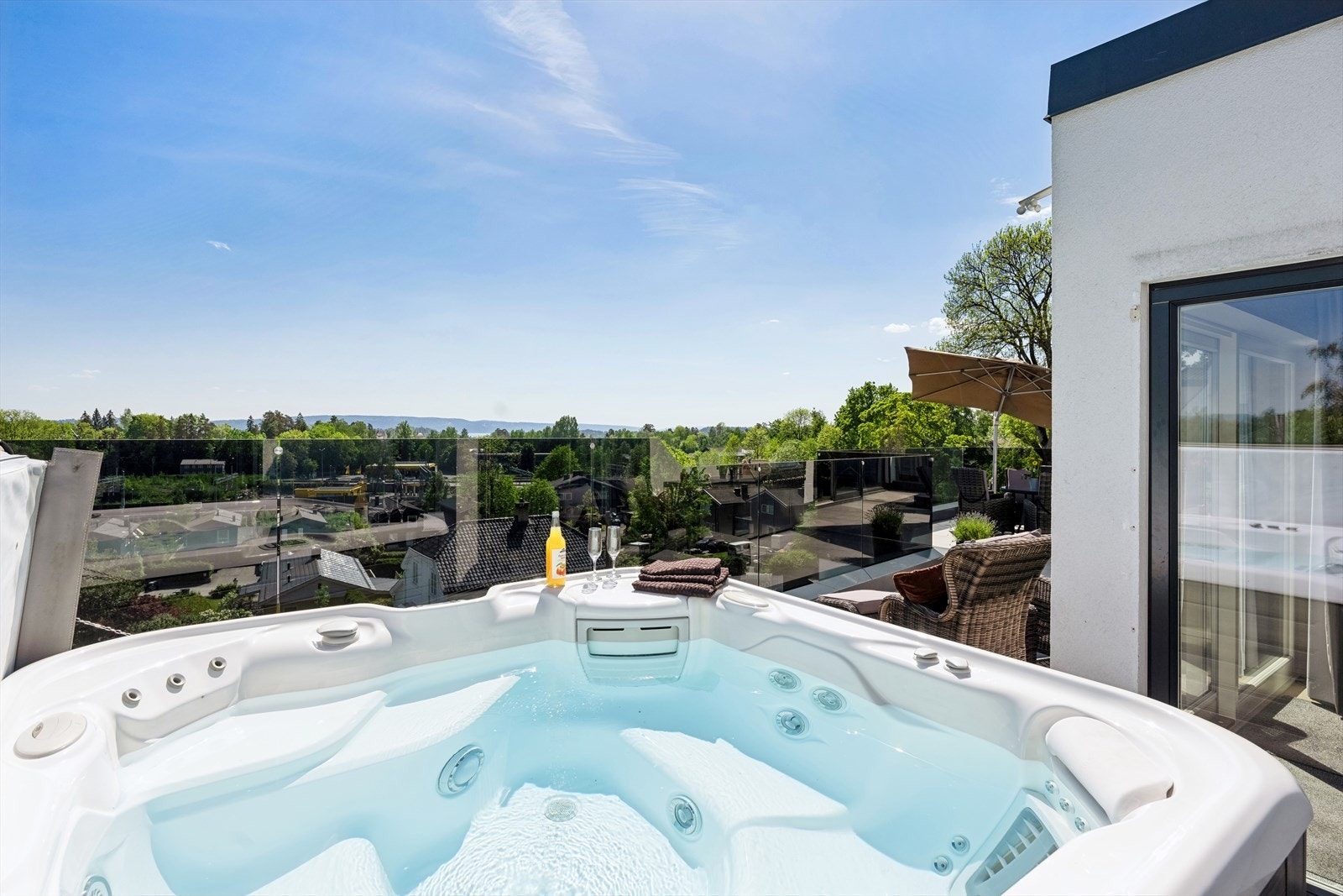 Jacuzzi på takterrassen inviterer til velvære med utsikt, året rundt. Galleribilde