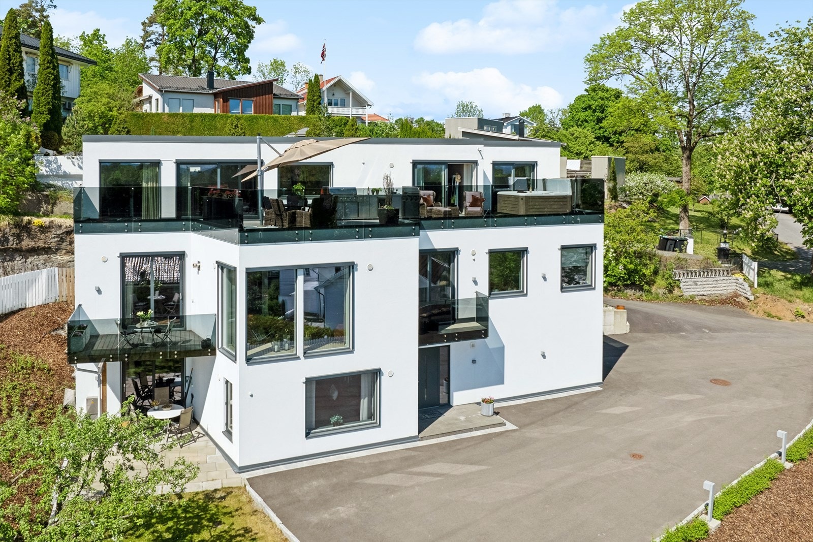 Boligen er gjennomført med høy teknisk standard, inkludert smarthus-styring, vannbåren gulvvarme i alle rom og et desentralisert ventilasjonsanlegg. Galleribilde