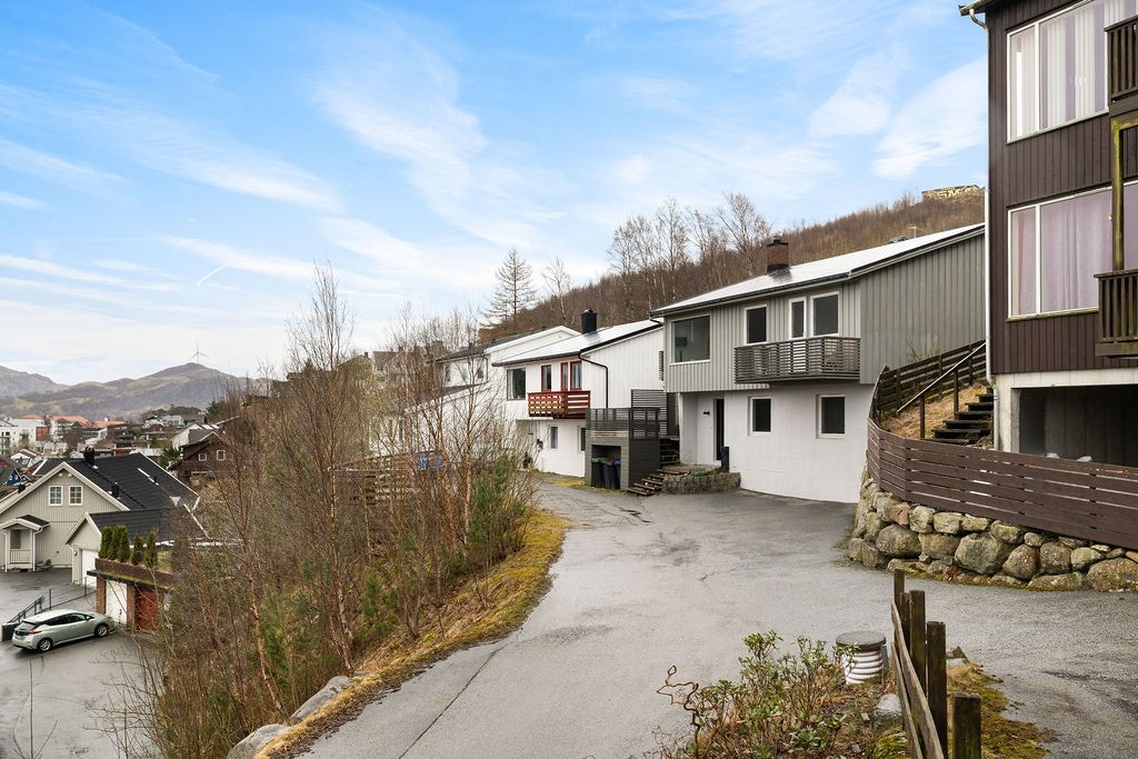 Boligen har en attraktiv og tilbaketrukket beliggenhet i et etablert boligområde. Galleribilde