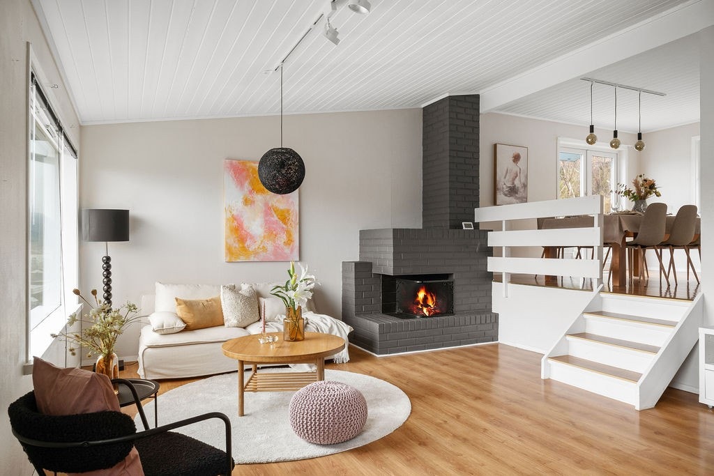 Boligen er innholdsrik og oppført med et praktisk splittnivå, hvor rommene er fordelt over halvplan. Dette gir en effektiv planløsning og svært god utnyttelse av boligens arealer. Galleribilde