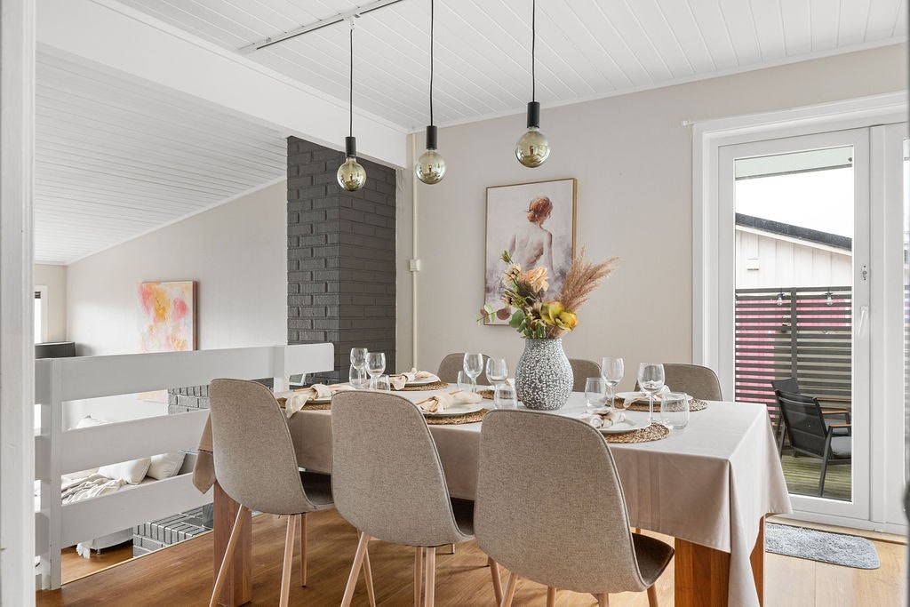 Spisestue med utgang til terrasse. Galleribilde