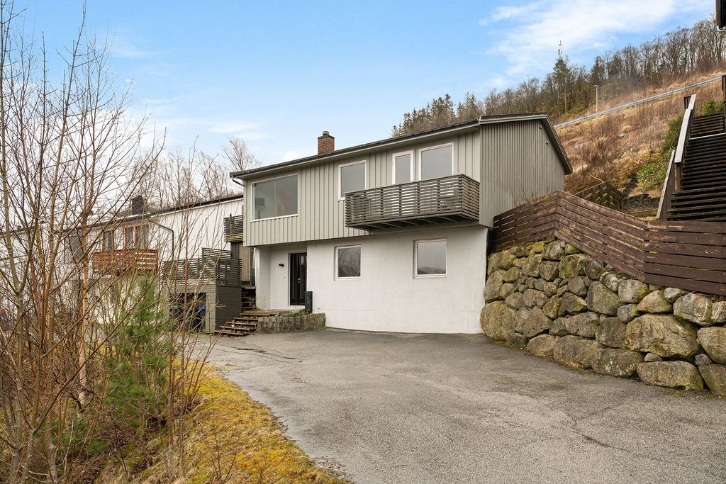 Hogstadbakken 18 har en attraktiv og sentral beliggenhet i Ålgård, ideell for deg som ønsker å bo i et rolig og fredelig område, samtidig som du har kort vei til alle hverdagens nødvendigheter. Galleribilde