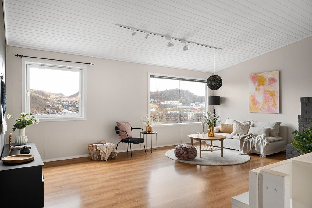 Stuen oppleves som luftig og romslig med god takhøyde og flott utsikt. Galleribilde