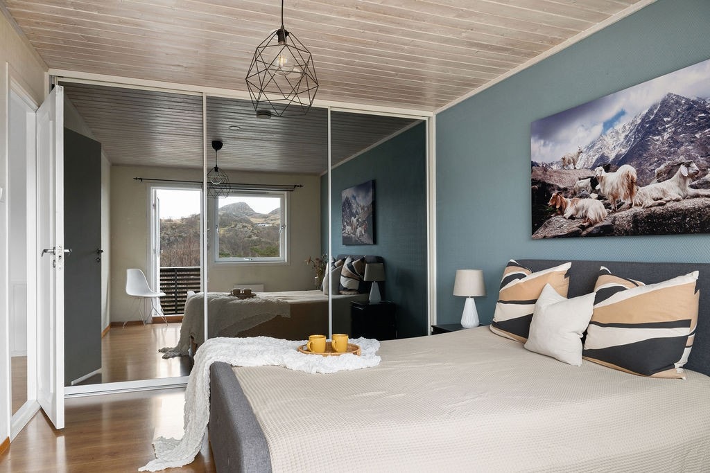 Rommet har en plassbygd garderobe med speil som gir gode oppbevaringsmuligheter. Galleribilde