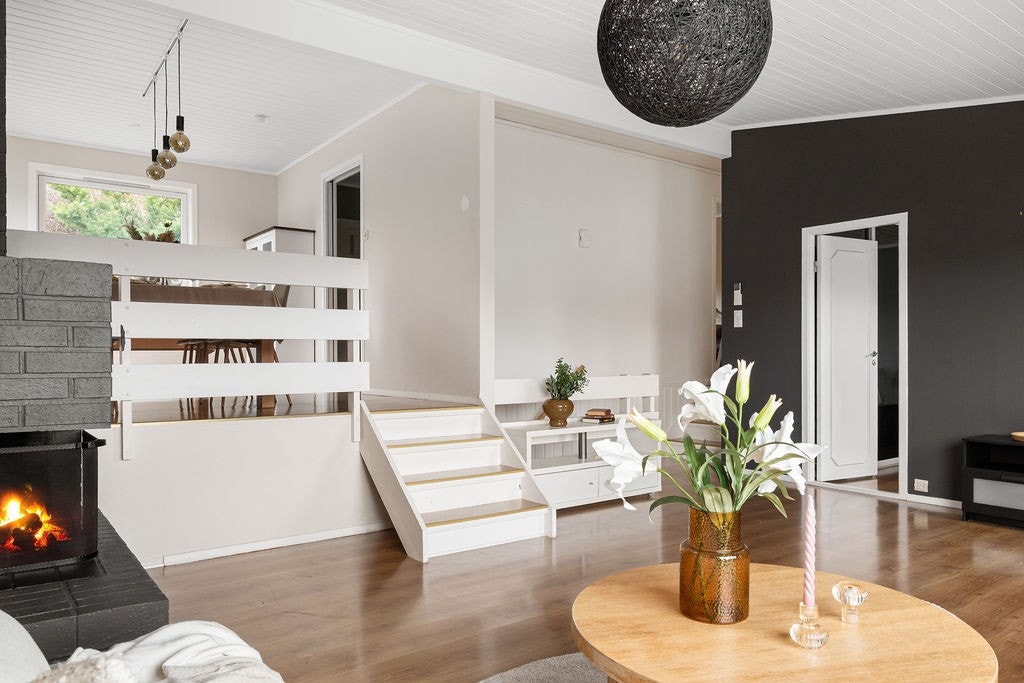 Fra stuen er det ett nivå opp til spisestuen. Galleribilde