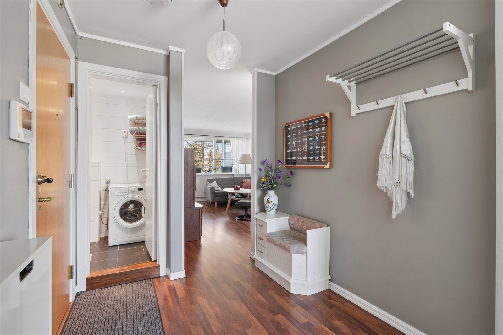 Fra gangen er det inngang til badet, som har flislagt gulv med elektriske varmekabler. Hele leiligheten ble pusset opp i 2011 med bl.a. nytt kjøkken og bad og fremstår i dag med en god standard. Galleribilde