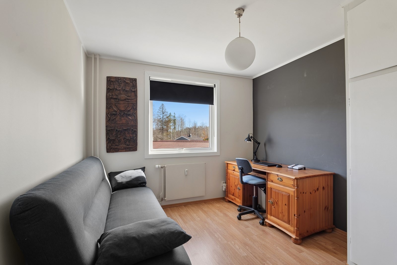 Soverom nummer to er også lyst og trivelig, og egner seg utmerket som barnerom, gjesterom eller hjemmekontor. Rommet har god plass til seng og skrivebord, og det er også innebygde skap i rommet. Galleribilde