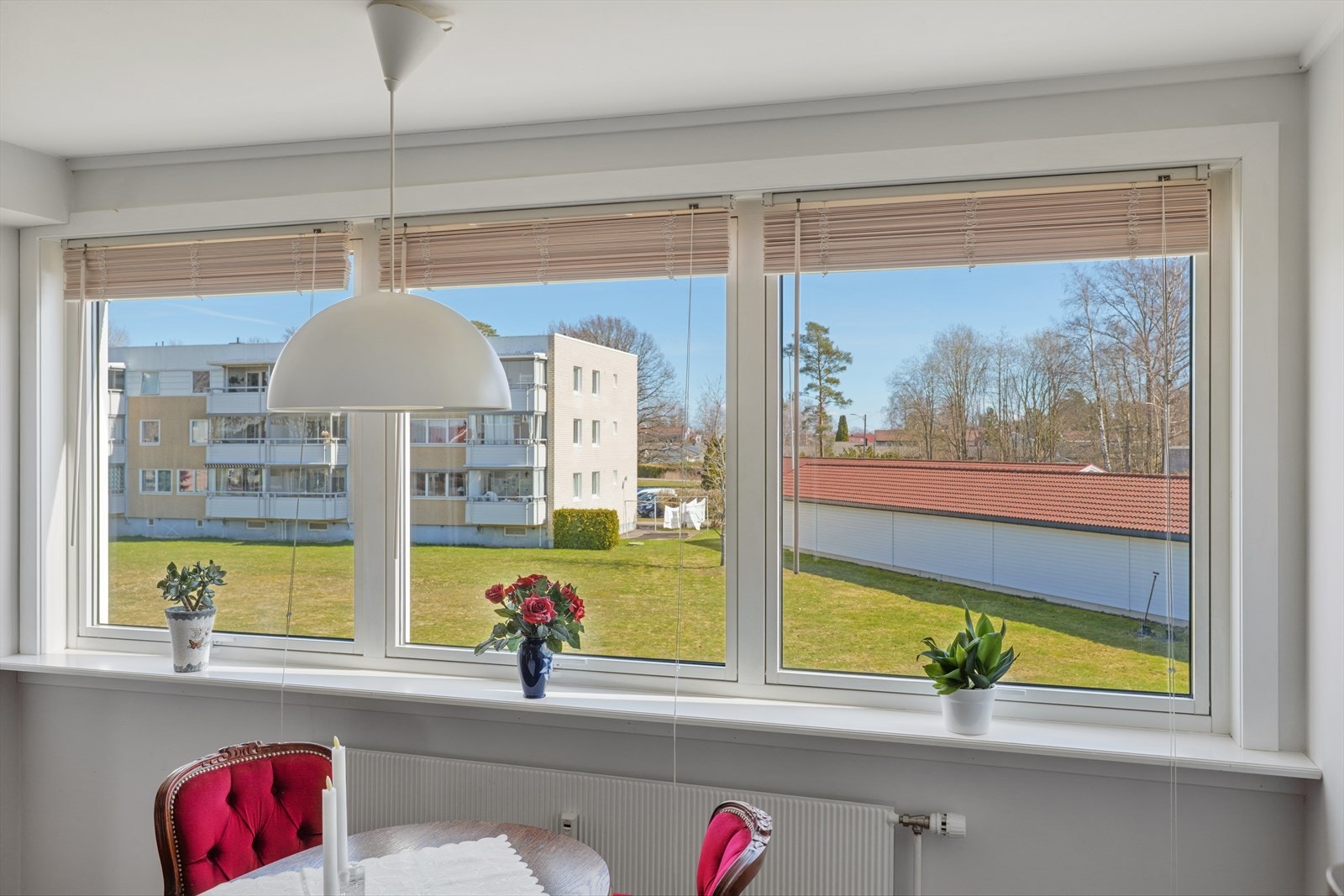 Kjøkkenet har god planløsning og kan fort bli leilighetens hjerte og sosiale sone da det er god plass til stort spisebord hvor familie og venner kan inviteres til hyggelige sammenkomster. Galleribilde