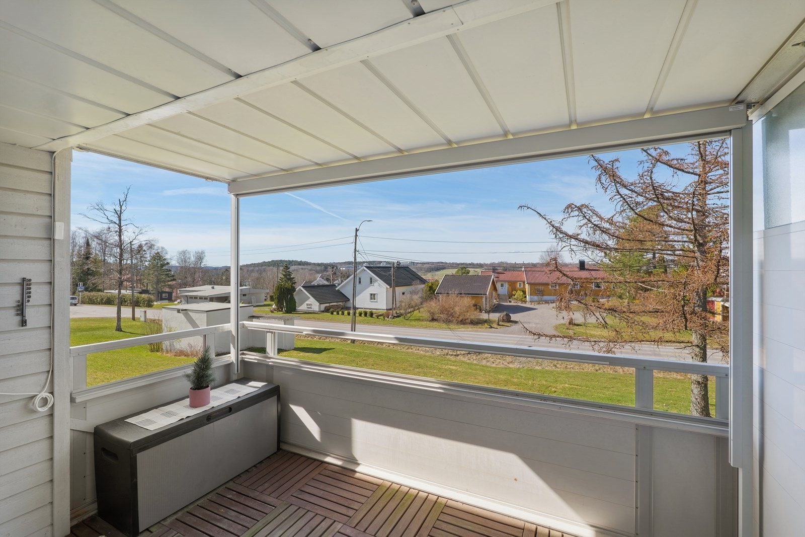 Den overbygde balkongen på 9 m² fungerer som et lunt og skjermet uterom som forlenger sesongen. Galleribilde
