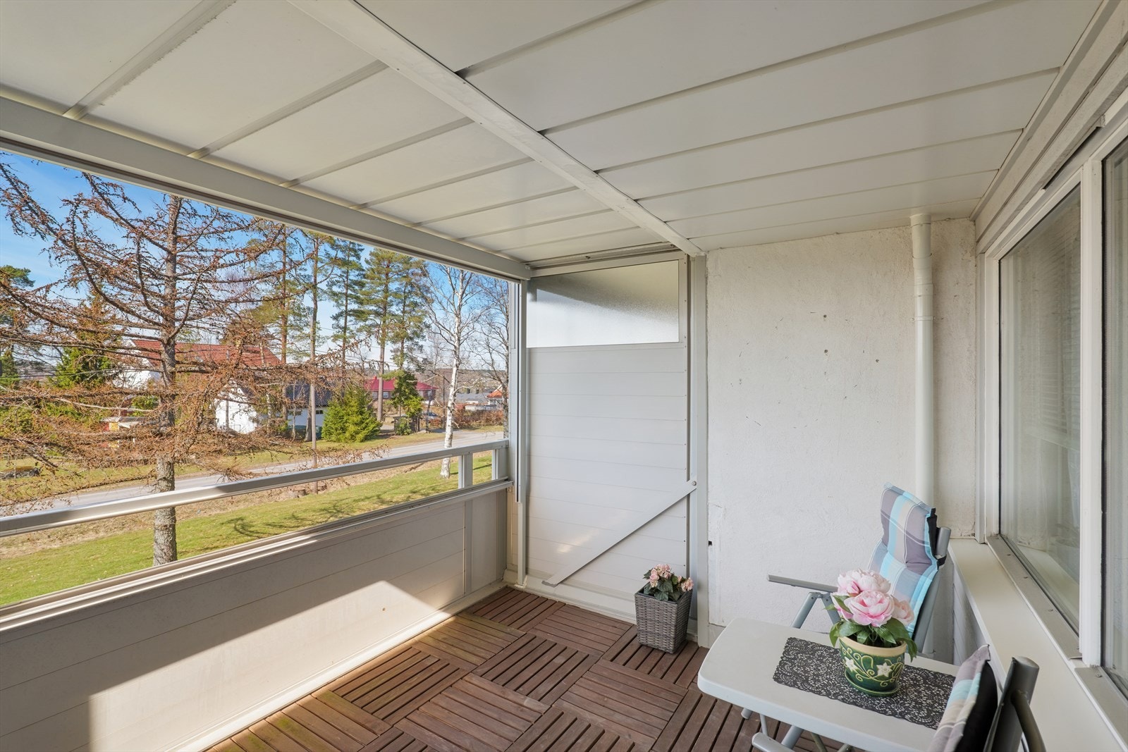 Balkongen er vestvendt med gode solforhold og har god plass til en sittegruppe for å nyte ettermiddags- og kveldssolen. Galleribilde