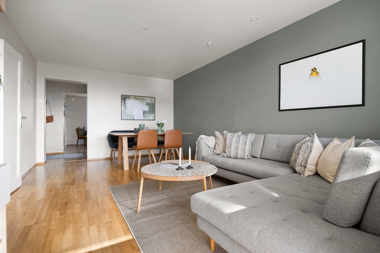 Lun og innbydende stue med god plass til sofagruppe, tv-seksjon og spiseplass. Galleribilde
