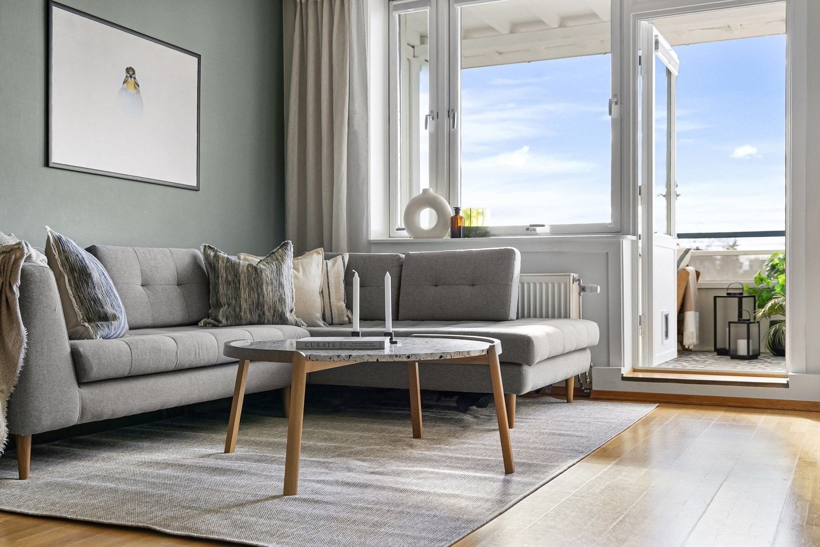 Store vindusflater sikrer godt med naturlig lysinnslipp og fine solforhold. Galleribilde