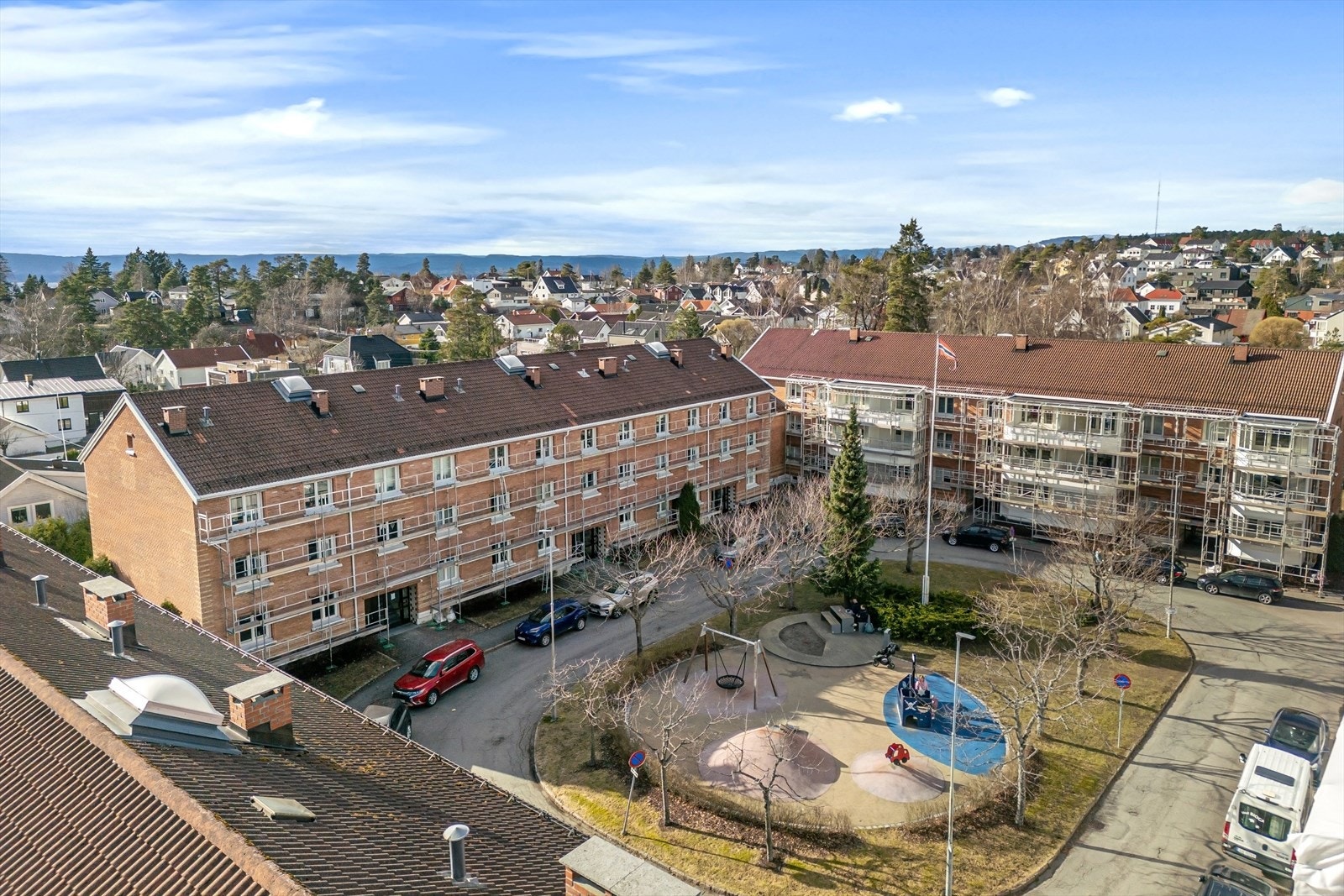 Fint fellesområde med to lekeplasser rett utenfor døren. Galleribilde