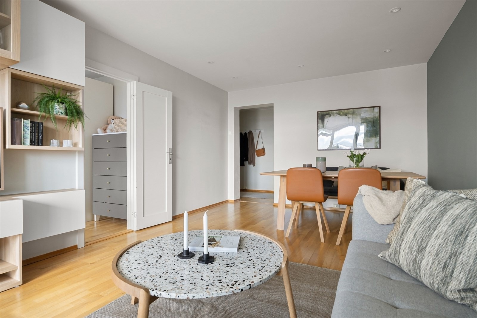 Det er montert "dim to warm" spotter i hele leiligheten, foruten om på bad. Trådløs koblet til smart hub, som kan styres med Google Home. Galleribilde