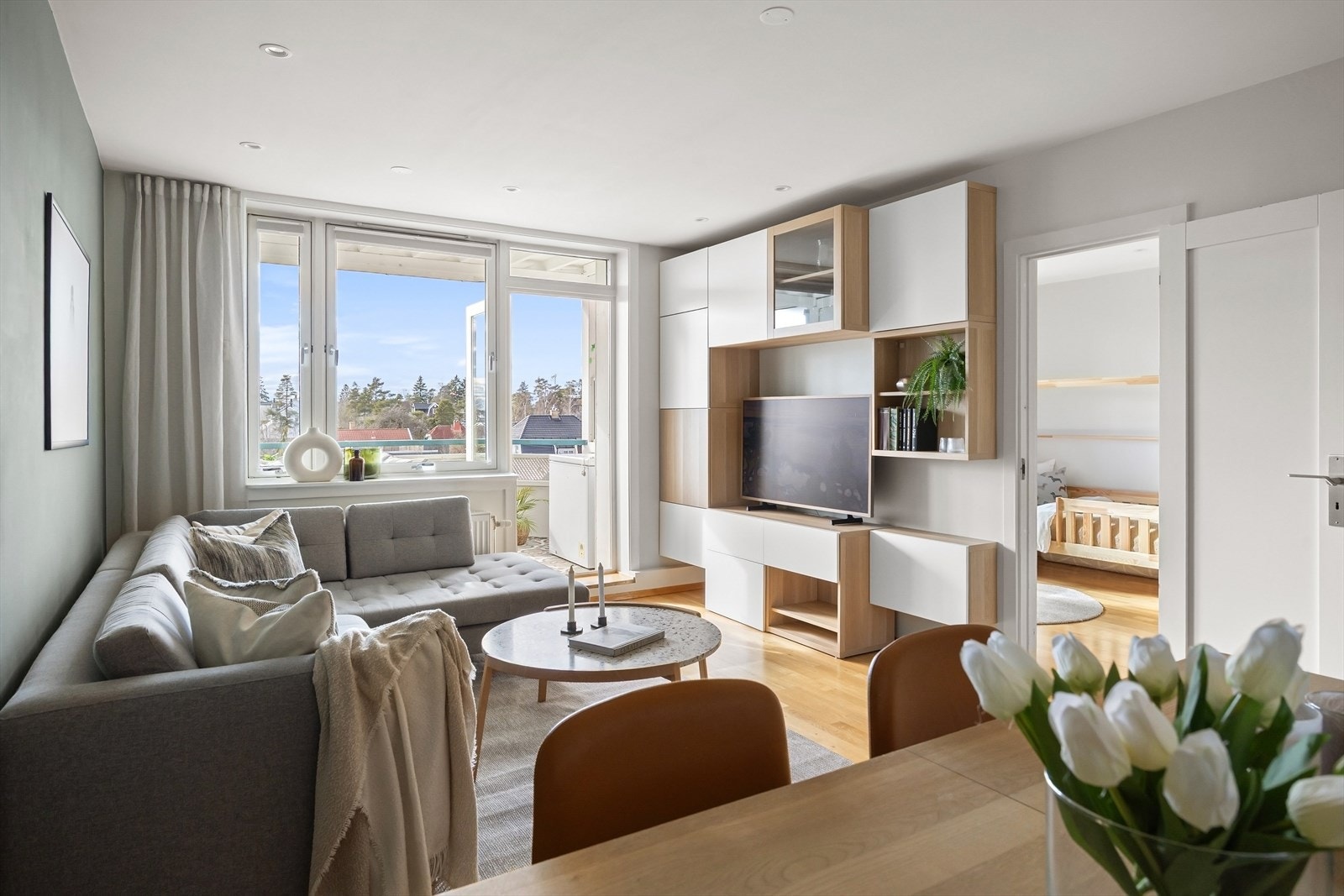 Moderne fargevalg kombinert med parkett på gulvet gjør det enkelt å innrede. Galleribilde