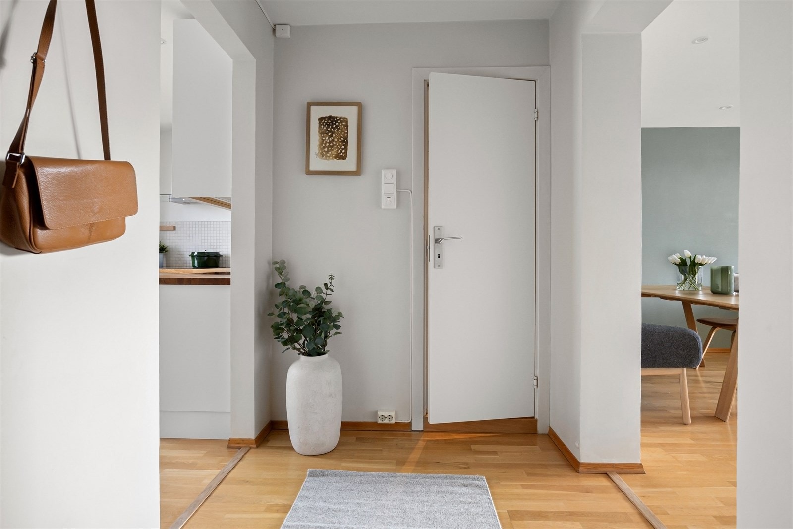 Romslig entré med praktisk garderobeløsning i bod. Galleribilde