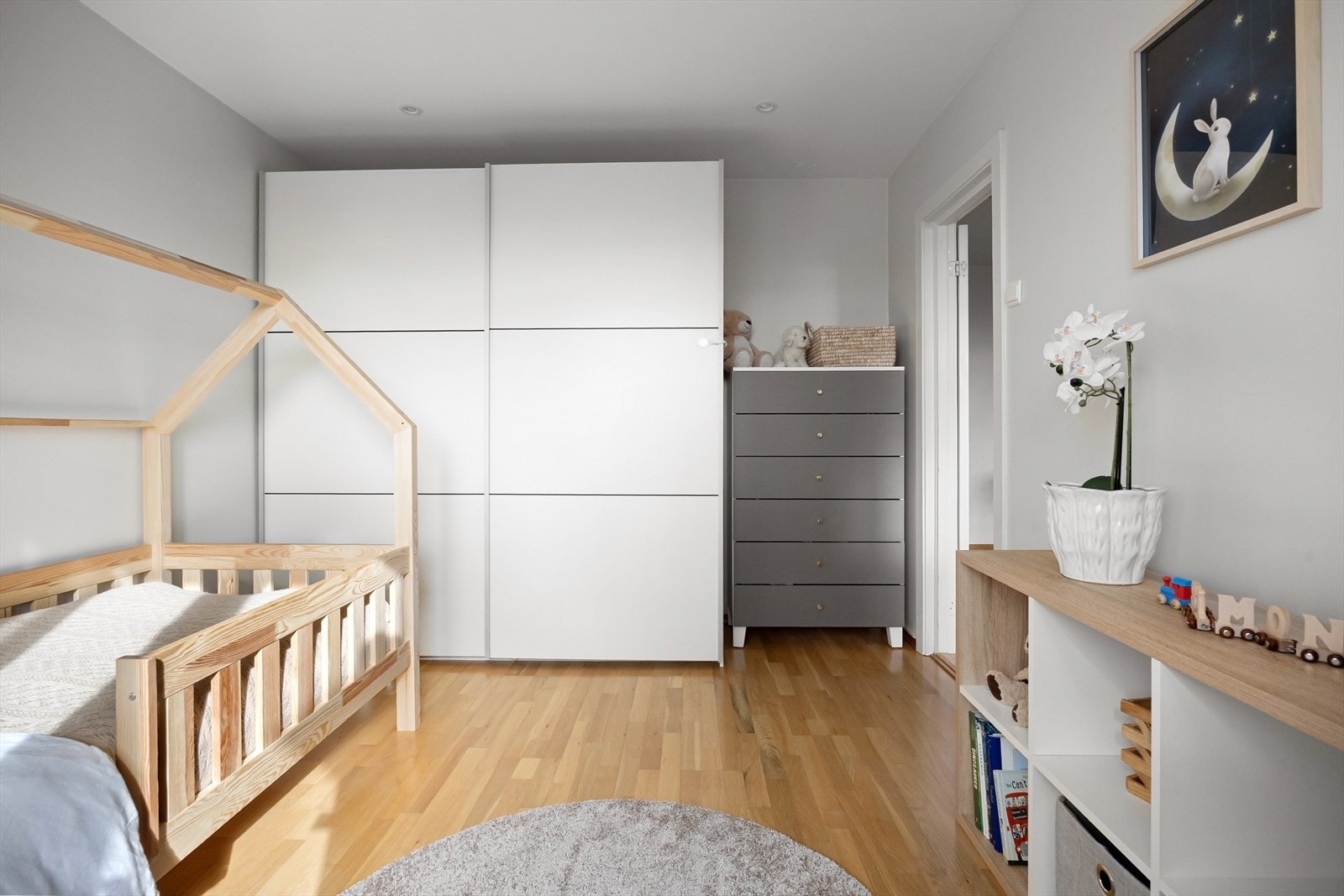 Rommet har praktisk skyvedørsgarderobe. Her er det rikelig med oppbevaringsplass! Galleribilde