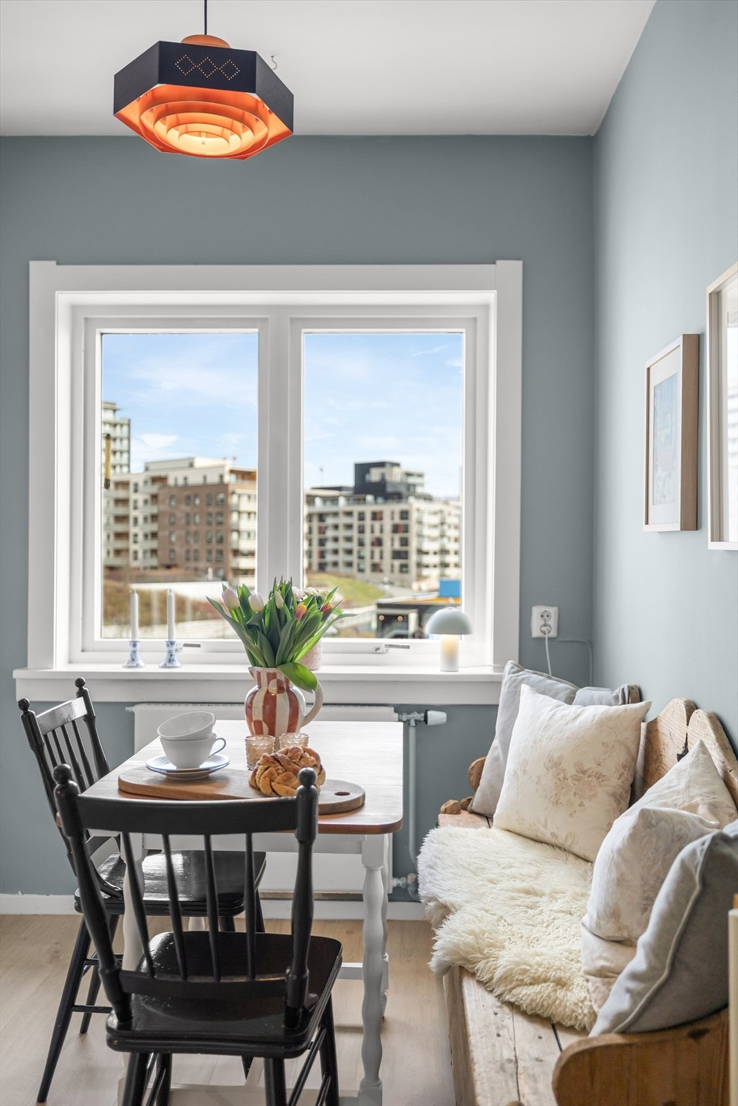 På kjøkkenet er det også plass til å innrede med et trivelig frokostbord. Galleribilde