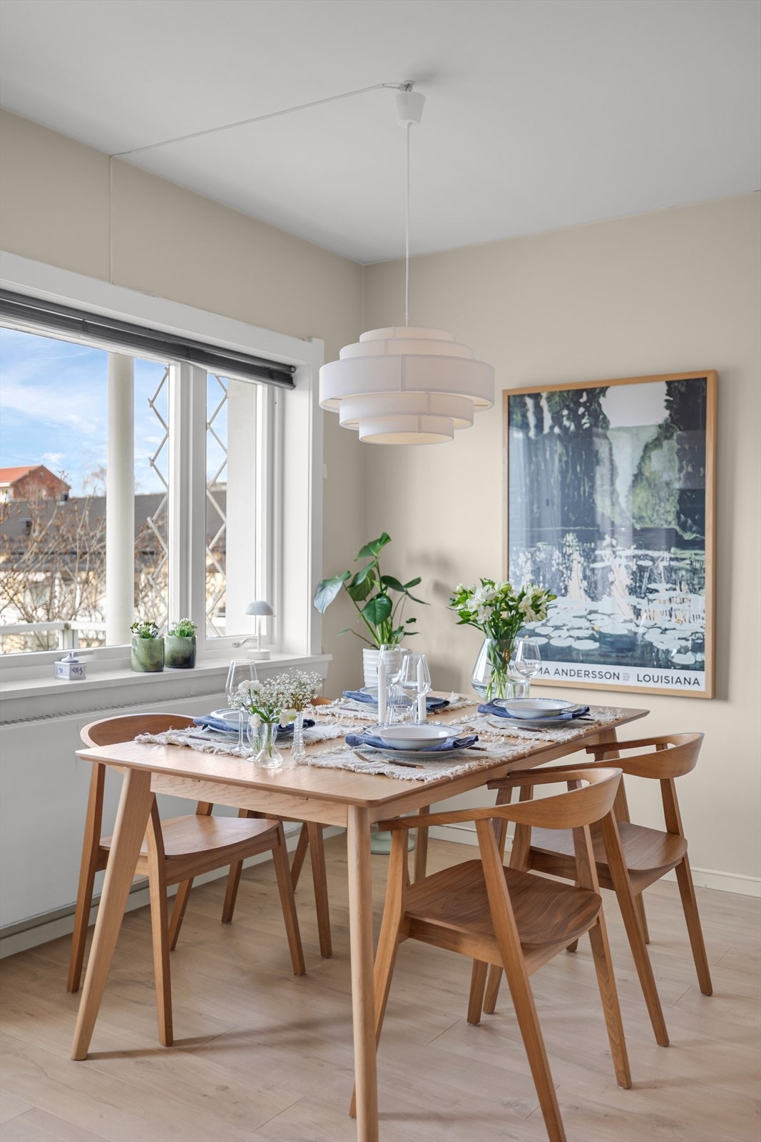 Her kan middagen nytes med pent utsyn gjennom store vinduer. Galleribilde