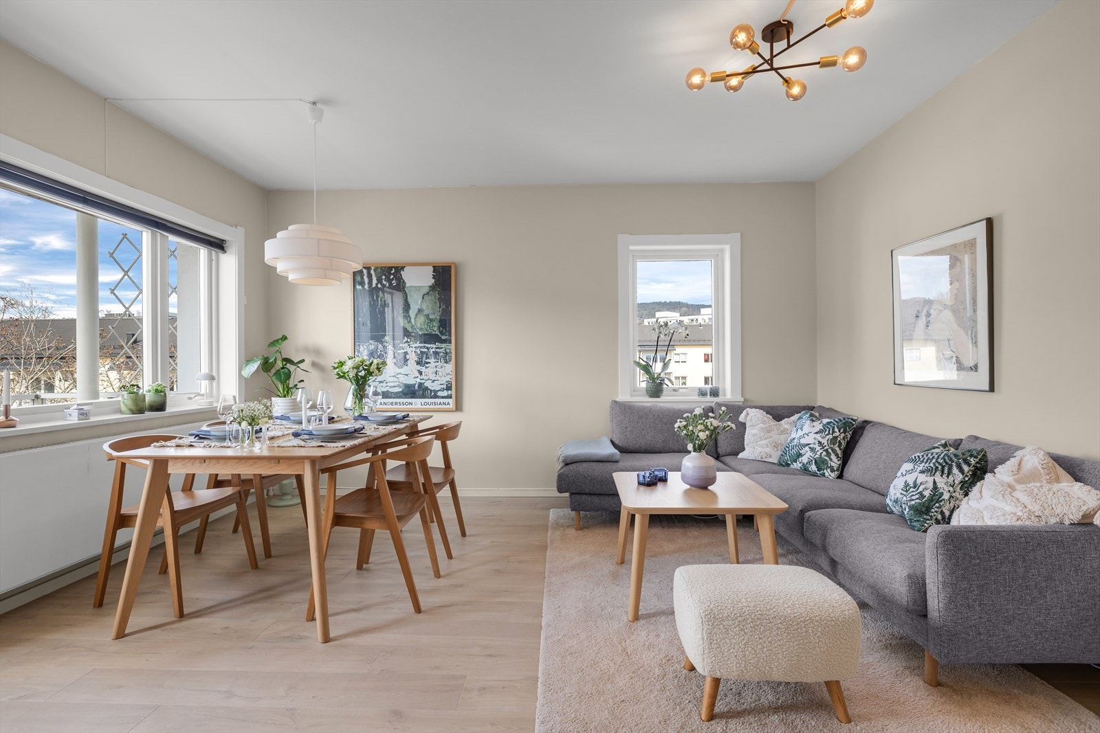 Store vindusflater i stuen slipper inn rikelig med naturlig lys. Galleribilde