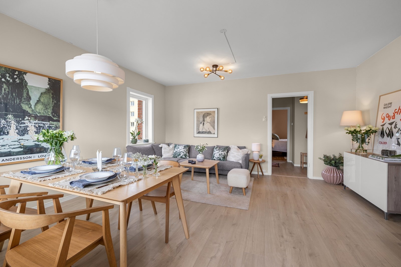 Spiseplassen ligger i tilknytning til stuen og har god plass til en romslig spisegruppe. Galleribilde
