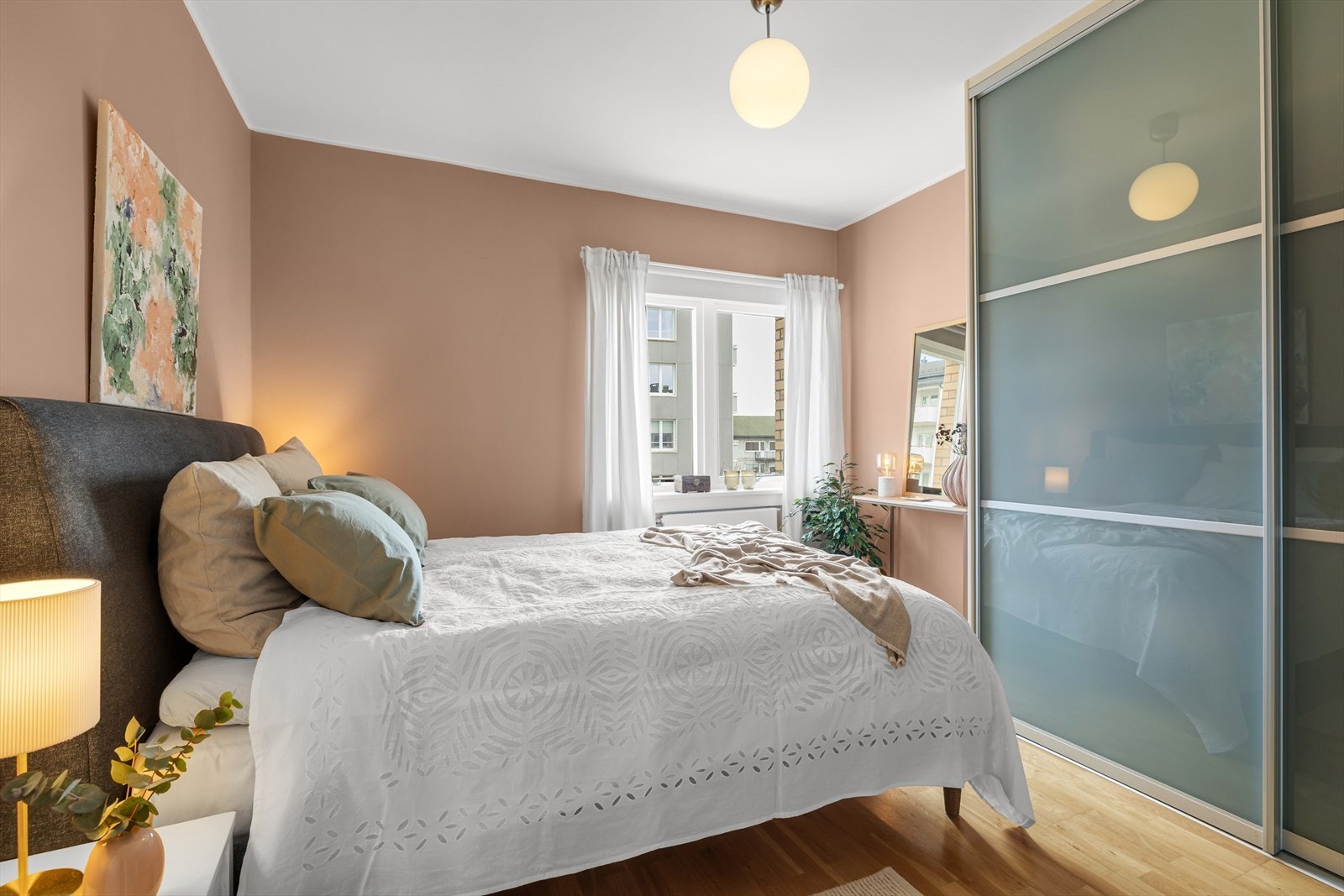 Vinduet slipper inn godt med naturlig lys, noe som bidrar til en lys og luftig romfølelse. Galleribilde