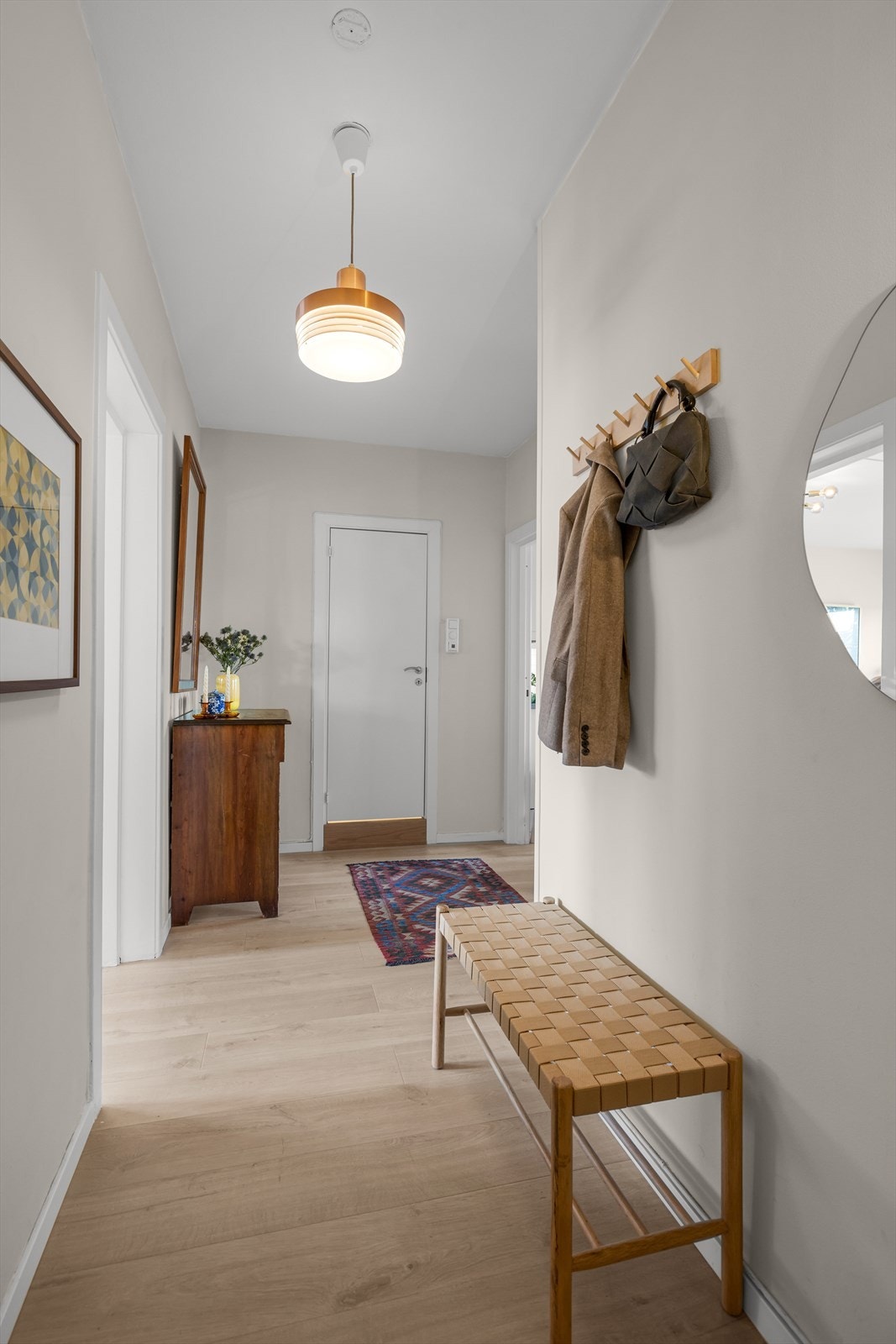 Det er gode muligheter for garderobeløsning til yttertøy og sko. Galleribilde