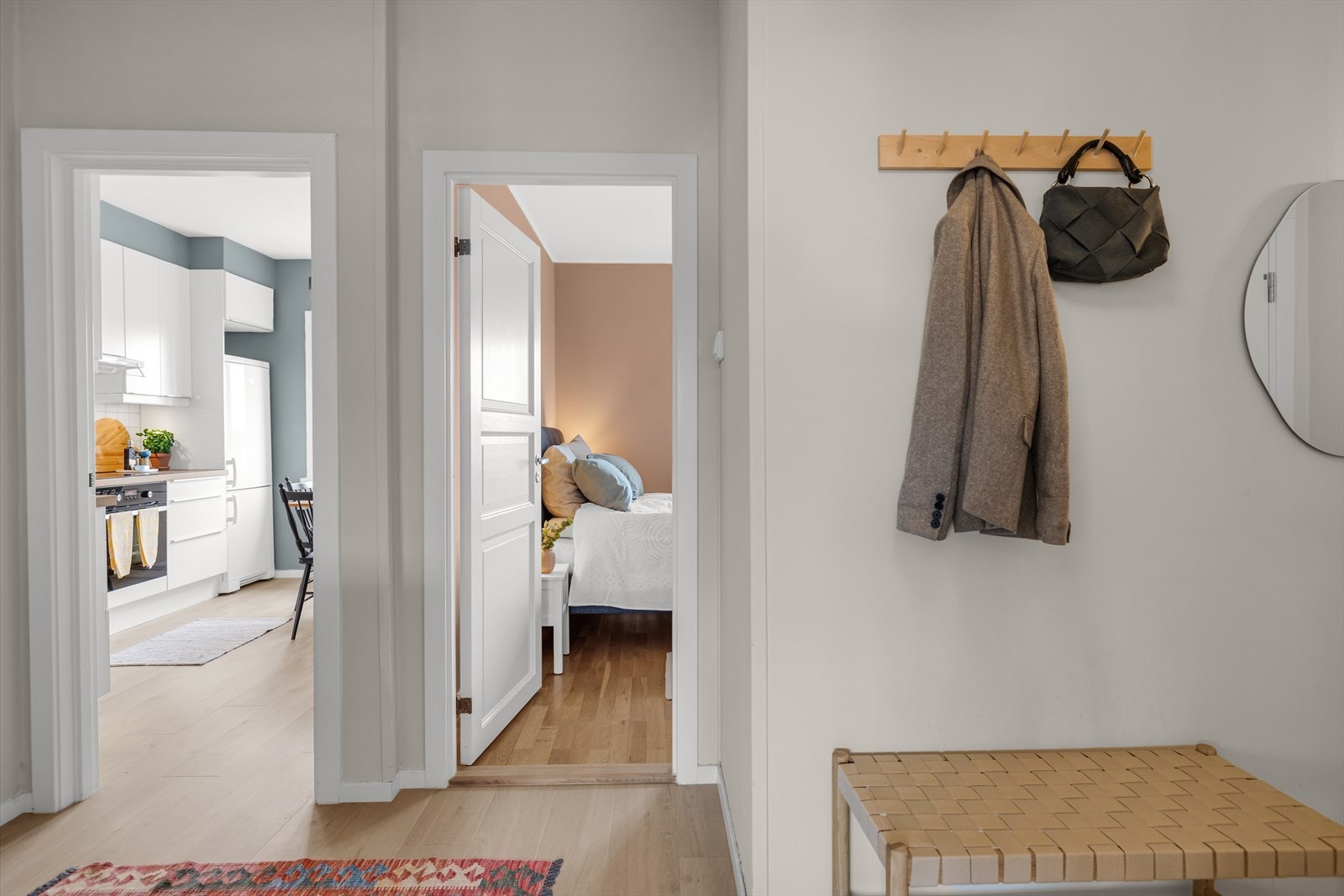 Entréen binder sammen boligens rom og har lysinnslipp fra tilstøtende rom. Galleribilde