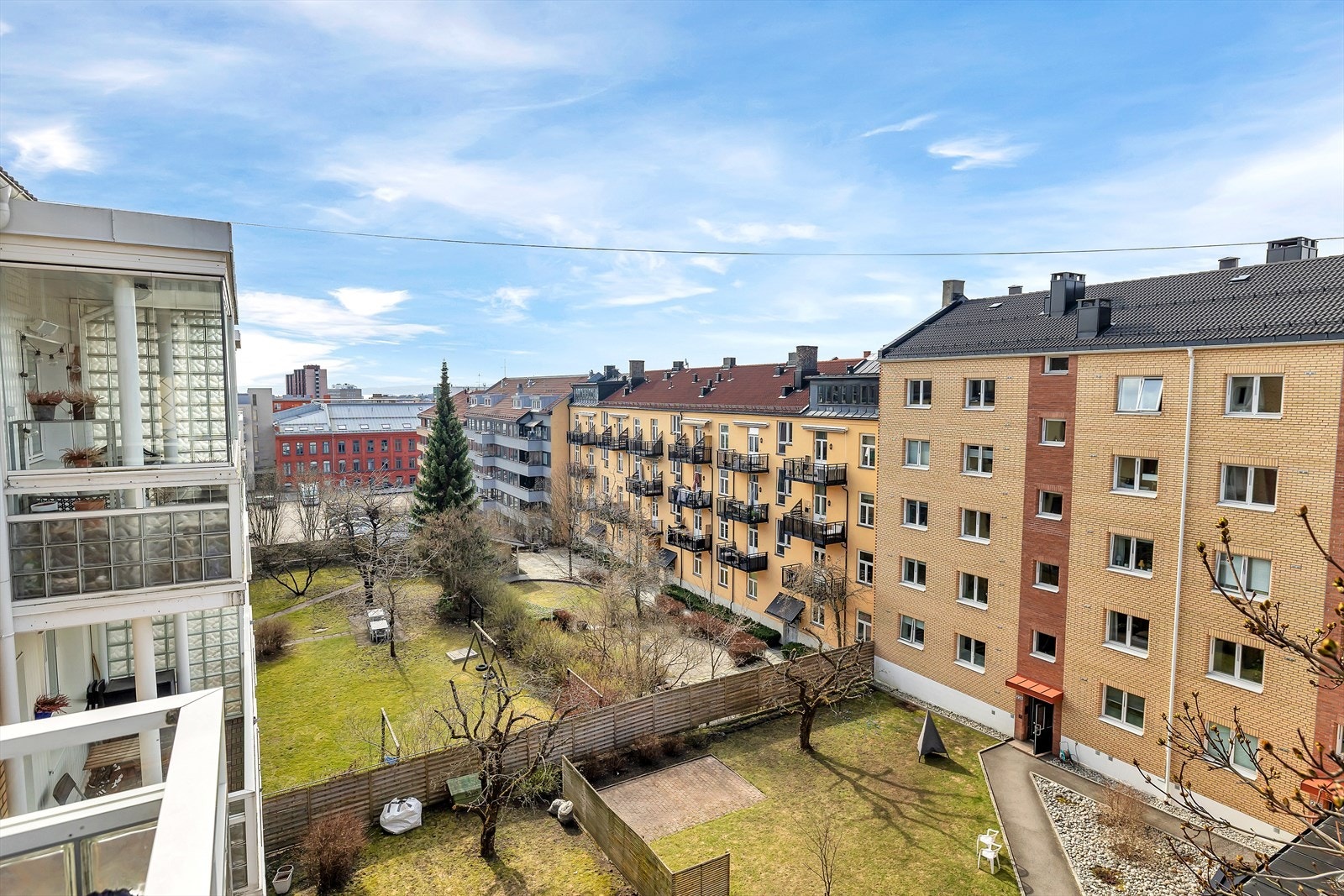 Fra balkongen kan man se over et hyggelig gårdsrom. Galleribilde