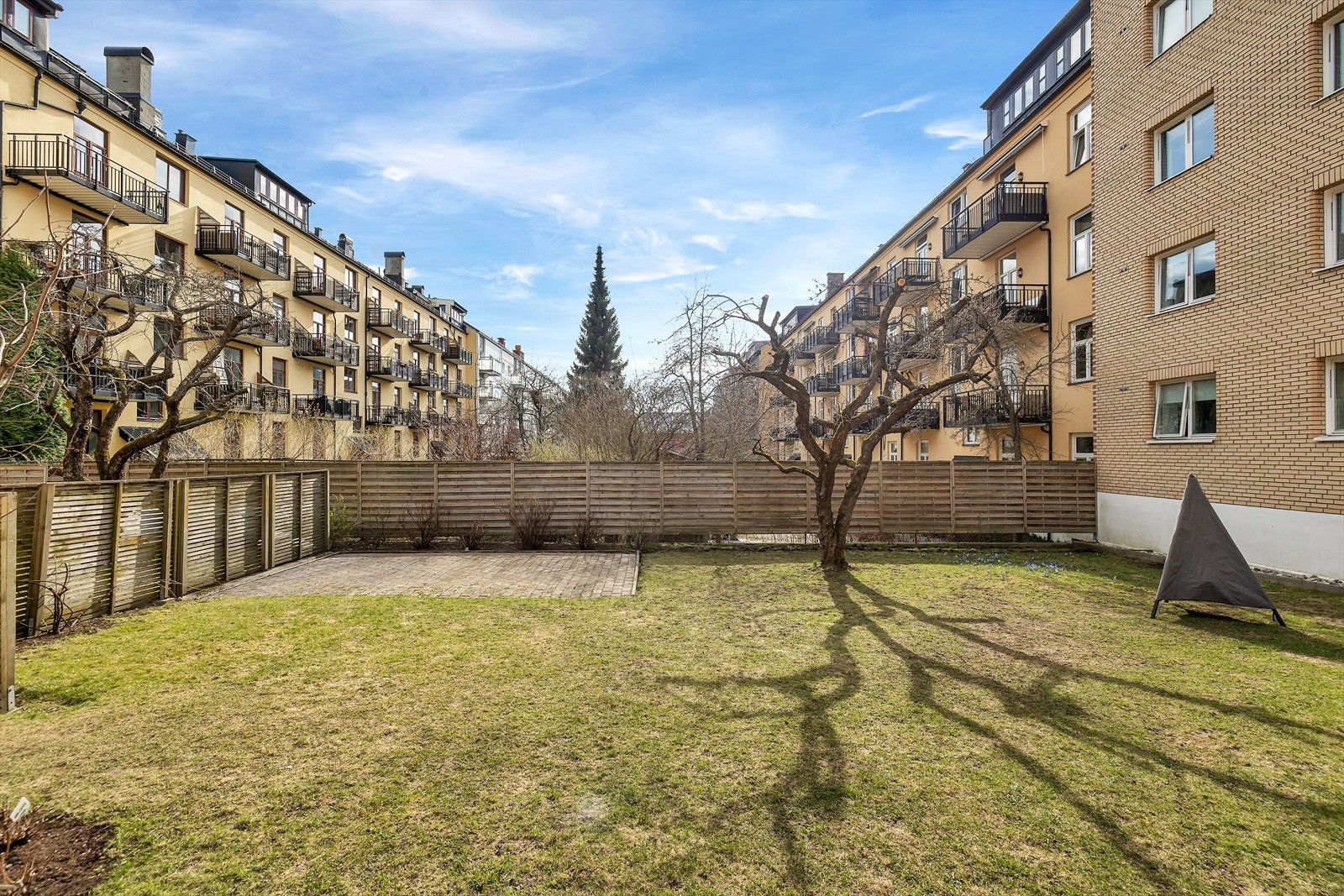 Felles hageområde med plen gir muligheter for opphold og rekreasjon. Galleribilde