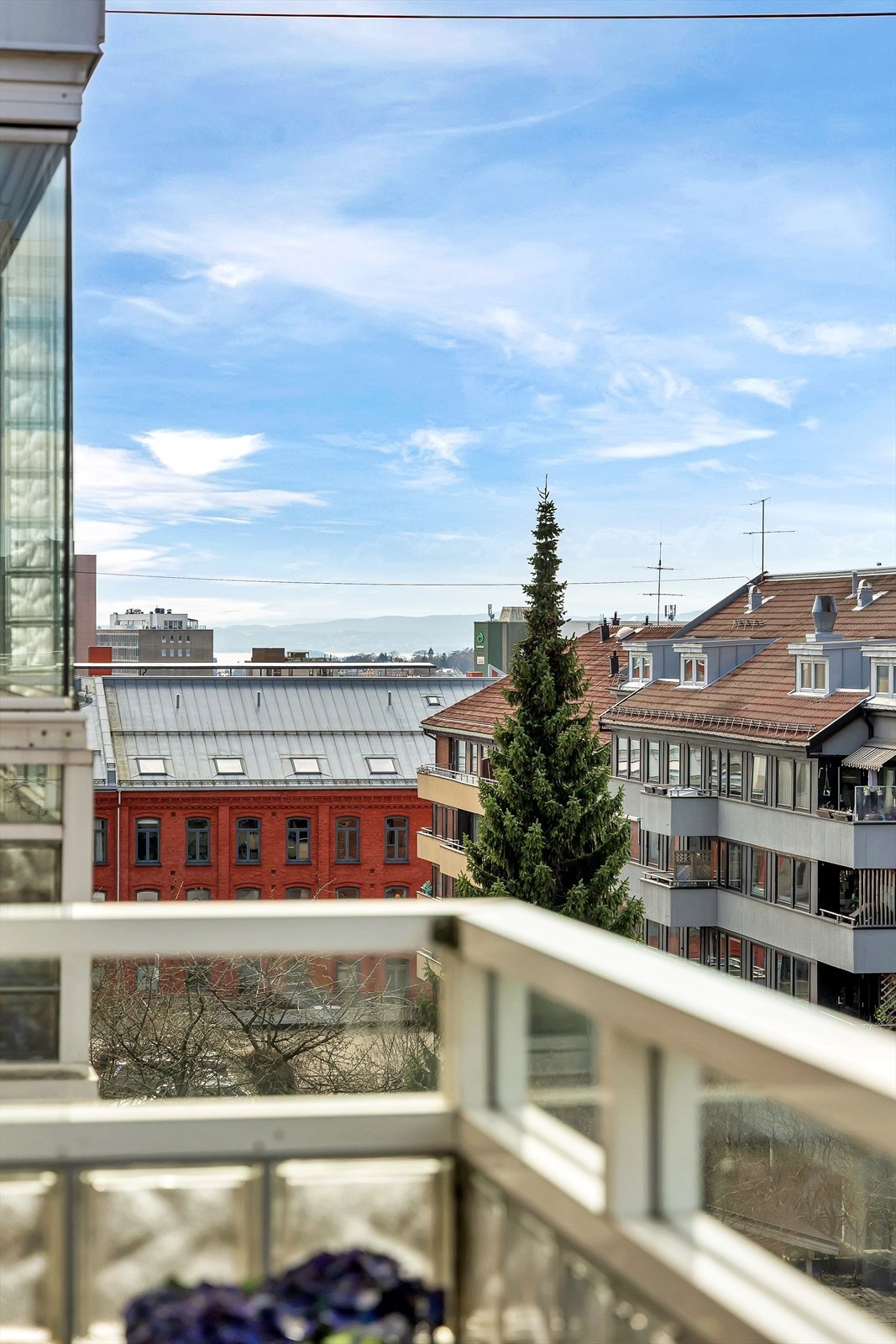 Utsikten fra balkongen gir et godt overblikk over nærområdet. Galleribilde