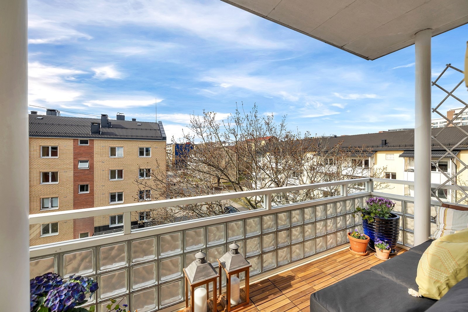 Balkongen har et areal på ca. 6 m² og har trebrikker på gulv. Galleribilde