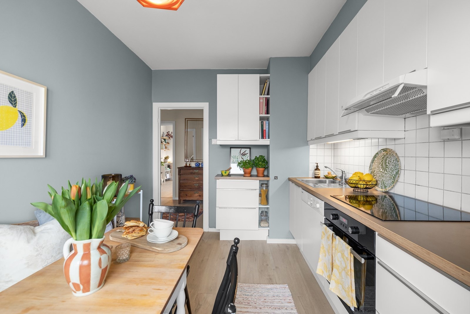 Kjøkkenet er også utstyrt med integrert komfyr, platetopp, oppvaskmaskin og plass for frittstående kjøl/fryseskap. Galleribilde