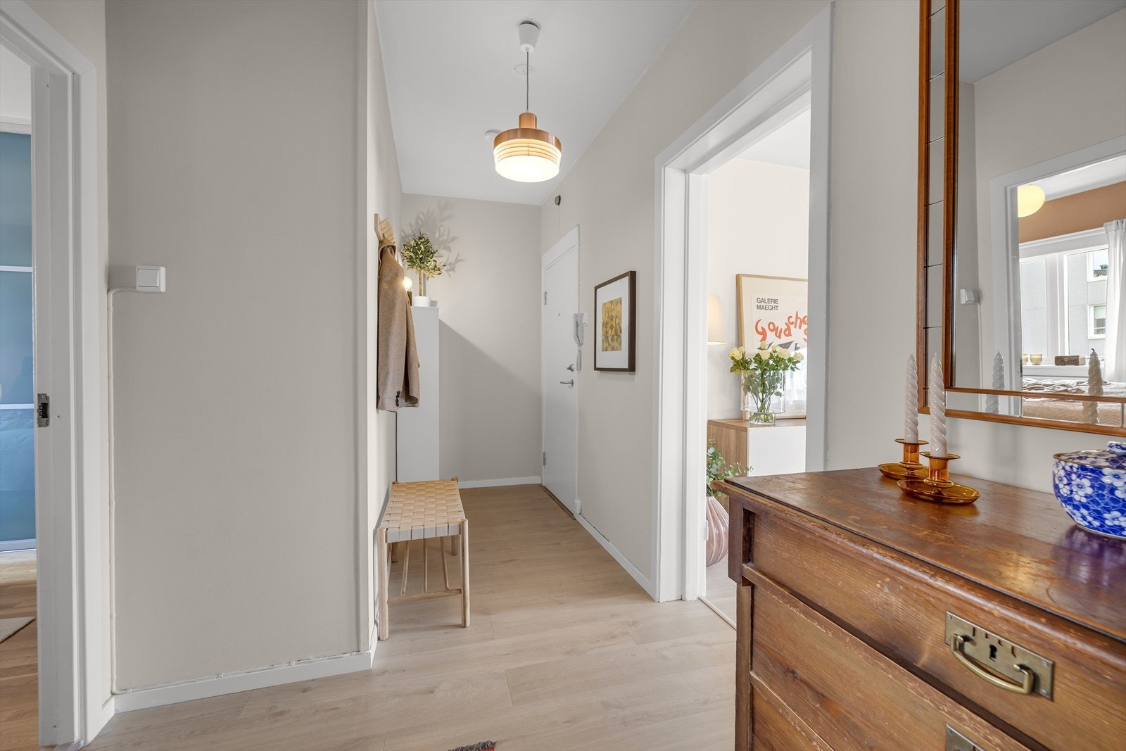 Gangen oppleves som lys og romslig, og har plass til innredning etter eget ønske og behov. Galleribilde
