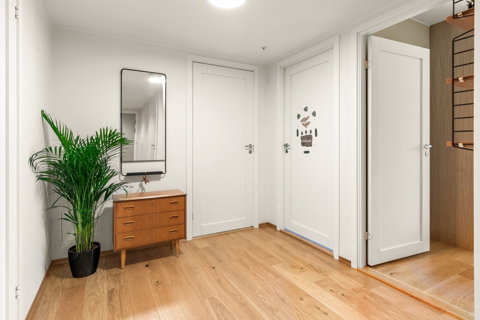 Entréen fremstår som lys og romslig med god plass til oppbevaring Galleribilde
