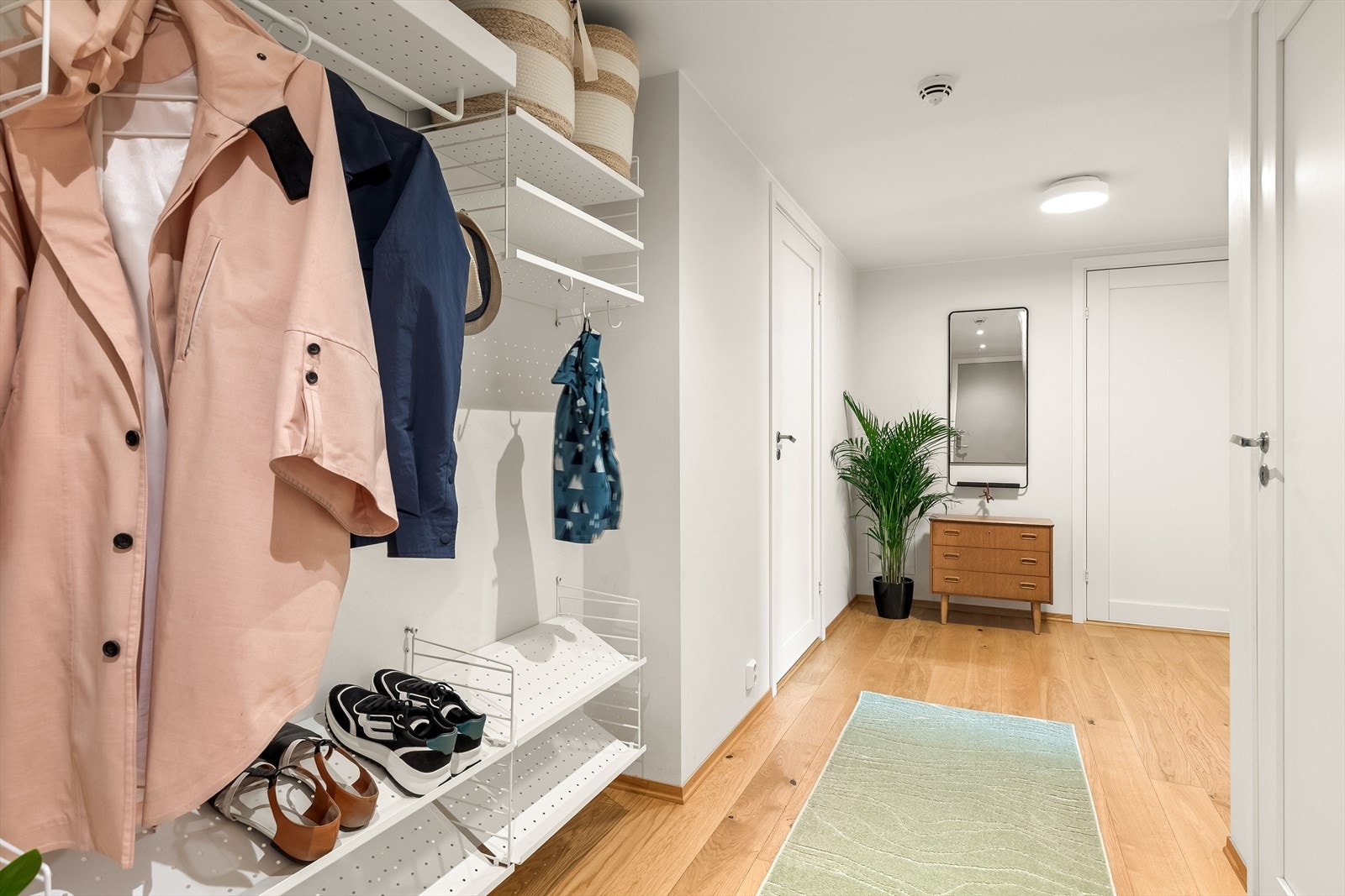 Et String-hyllesystem for garderobe i entréen gir god oppbevaringsplass Galleribilde